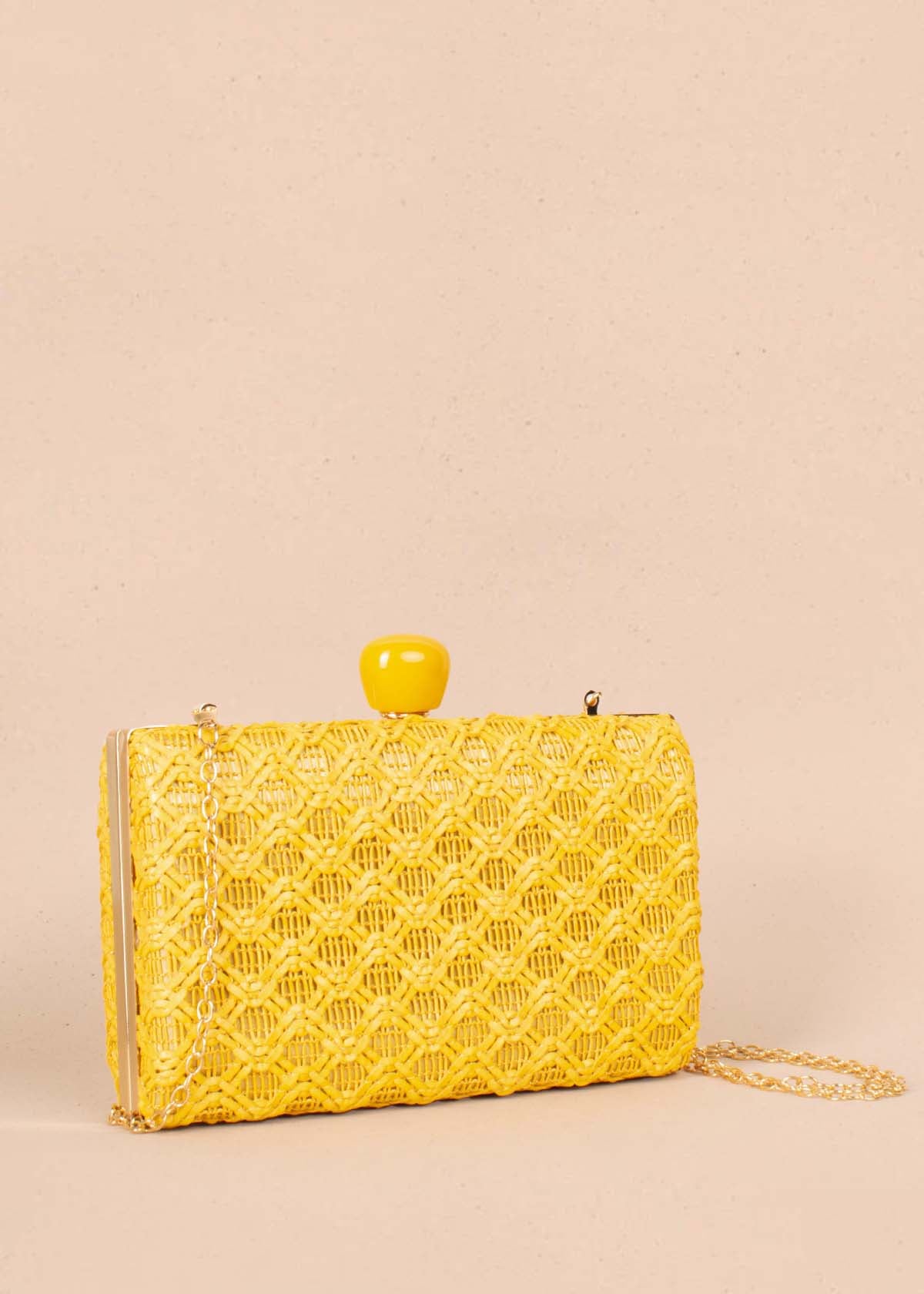 Bolso tipo bandolera color amarillo con tejido en fique sintético 104668