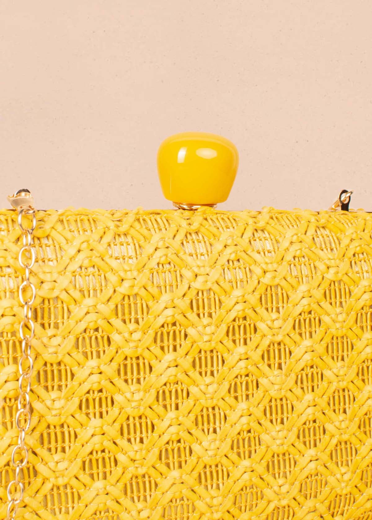 Bolso tipo bandolera color amarillo con tejido en fique sintético 104668