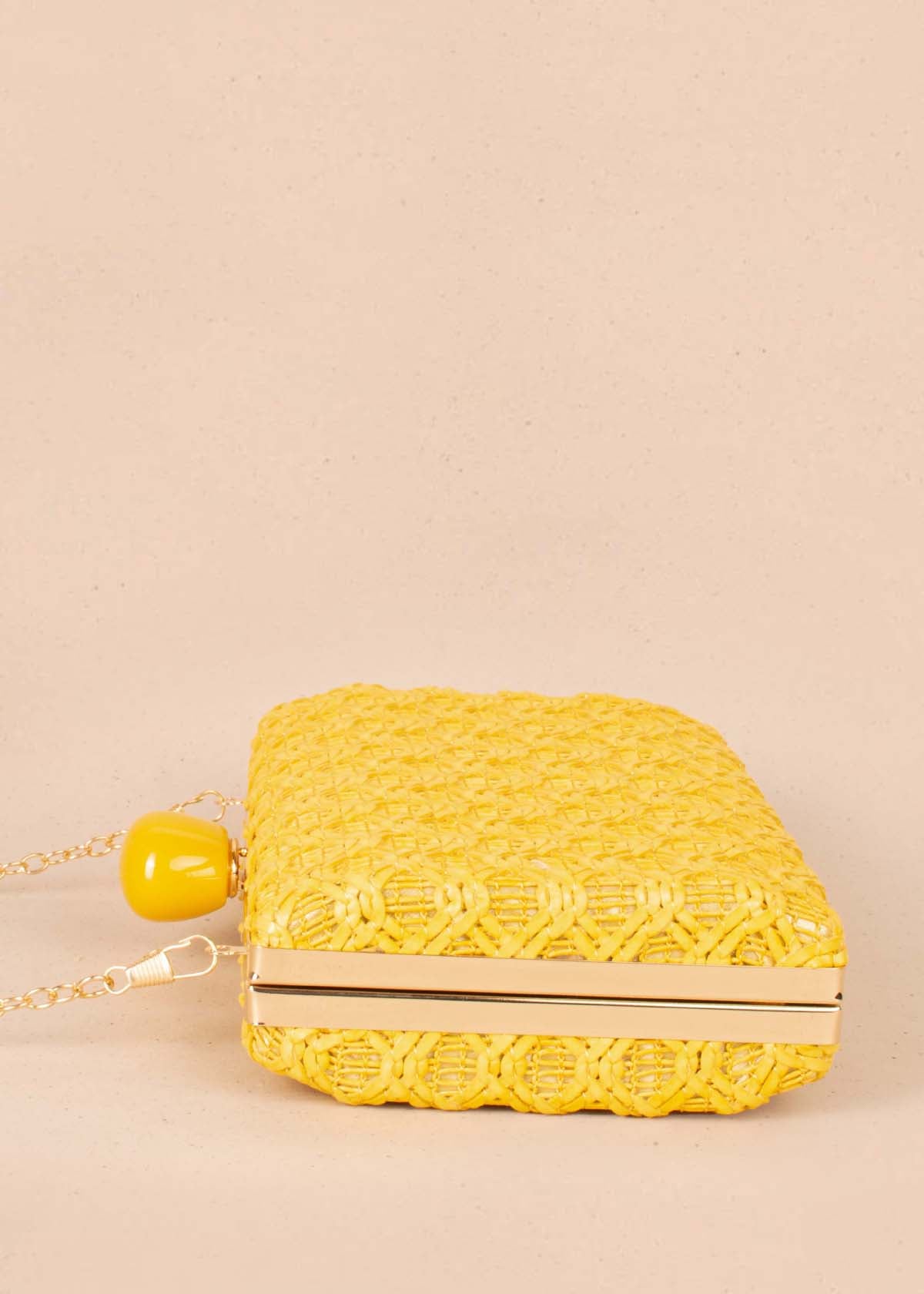 Bolso tipo bandolera color amarillo con tejido en fique sintético 104668