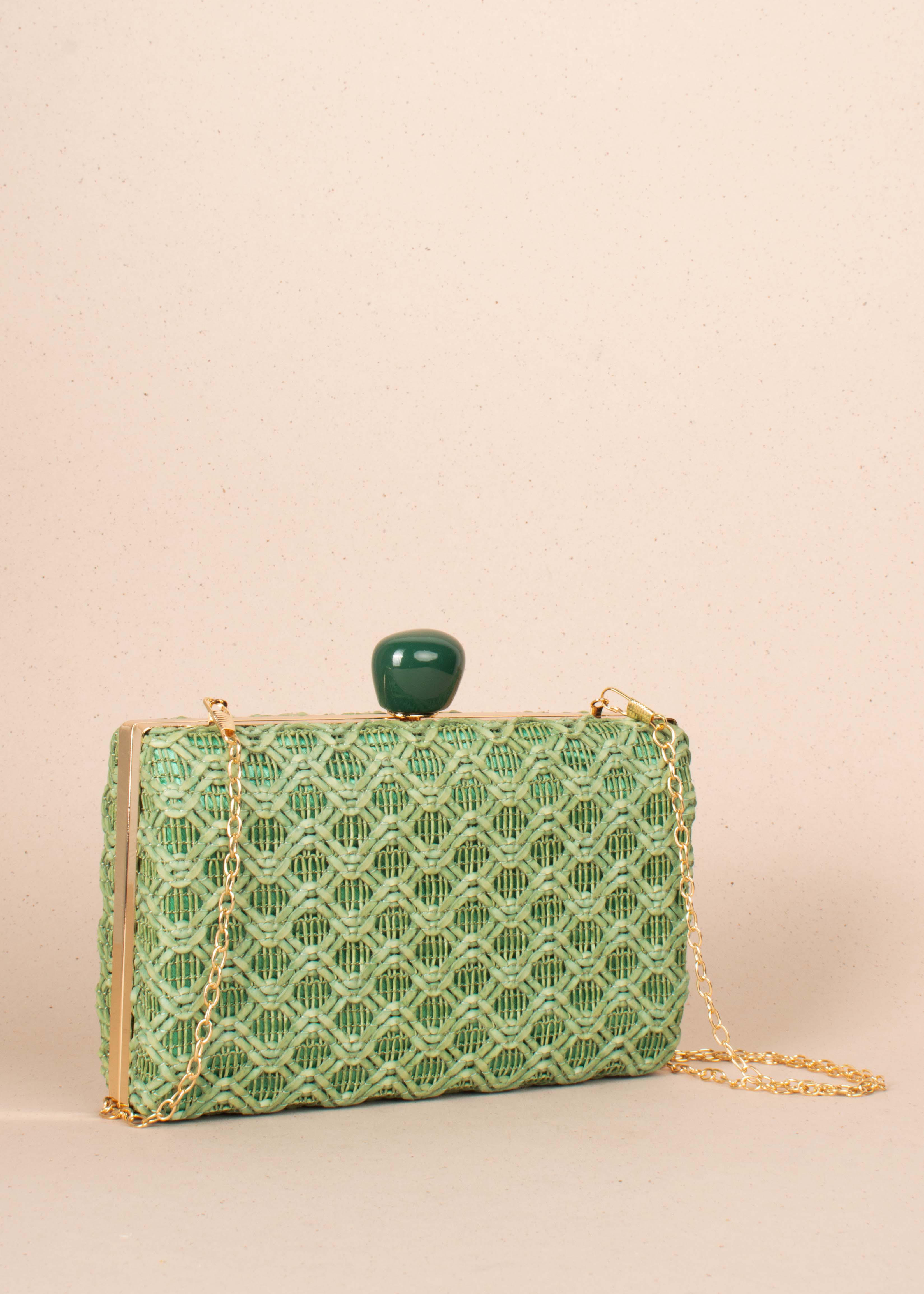 Bolso tipo bandolera color verde con tejido en fique sintético 104668