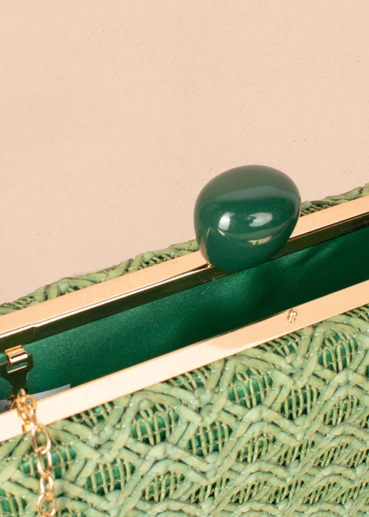 Bolso tipo bandolera color verde con tejido en fique sintético 104668