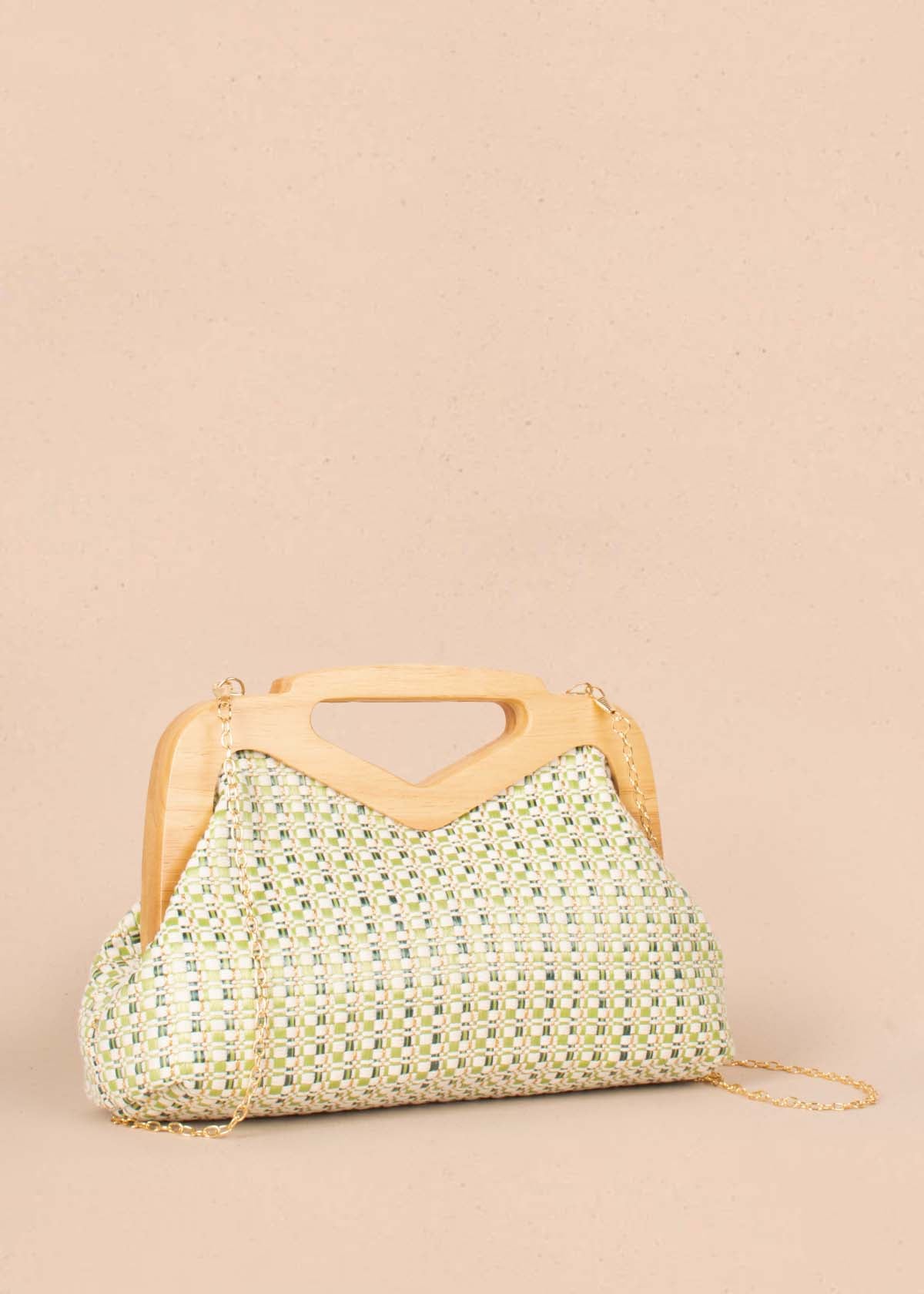 Bolso tipo bandolera color verde con fibra textil tejida y agarre en madera 104669