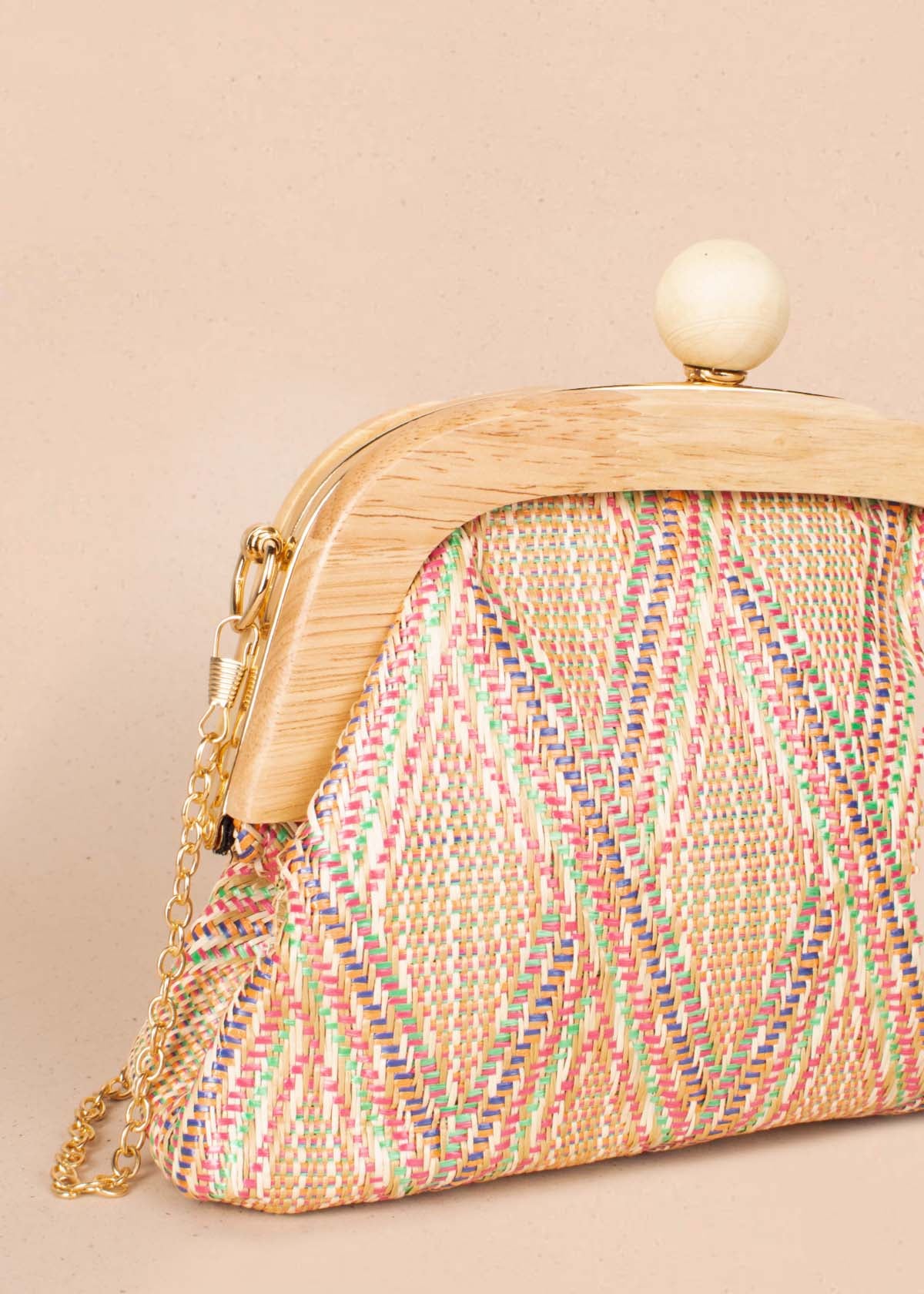 Bolso tipo bandolera multicolor con fibra textil tejida y borde en madera 104670