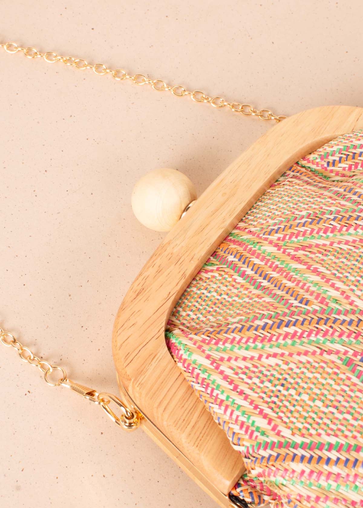 Bolso tipo bandolera multicolor con fibra textil tejida y borde en madera 104670