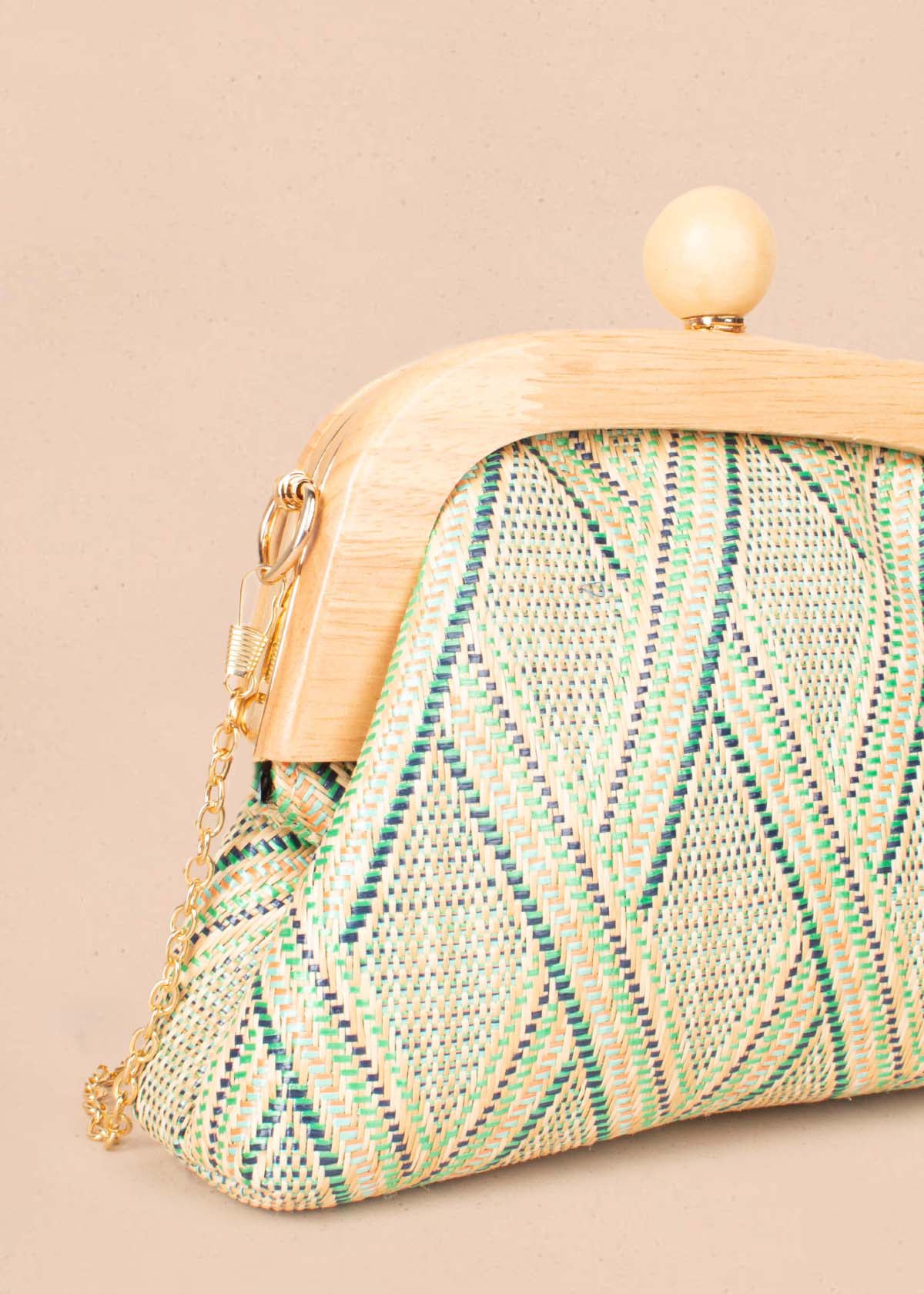 Bolso tipo bandolera color verde con fibra textil tejida y borde en madera 104670