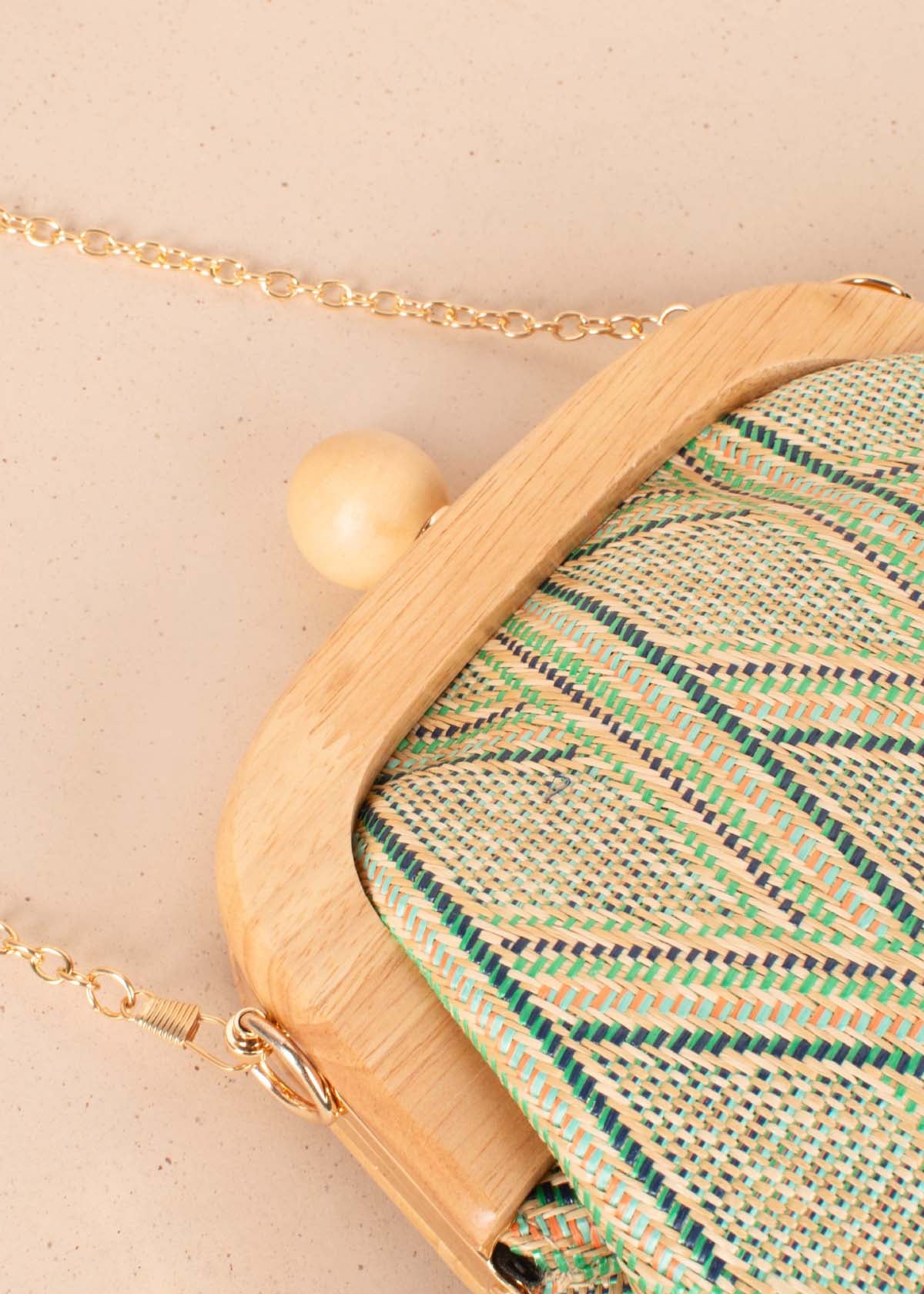 Bolso tipo bandolera color verde con fibra textil tejida y borde en madera 104670