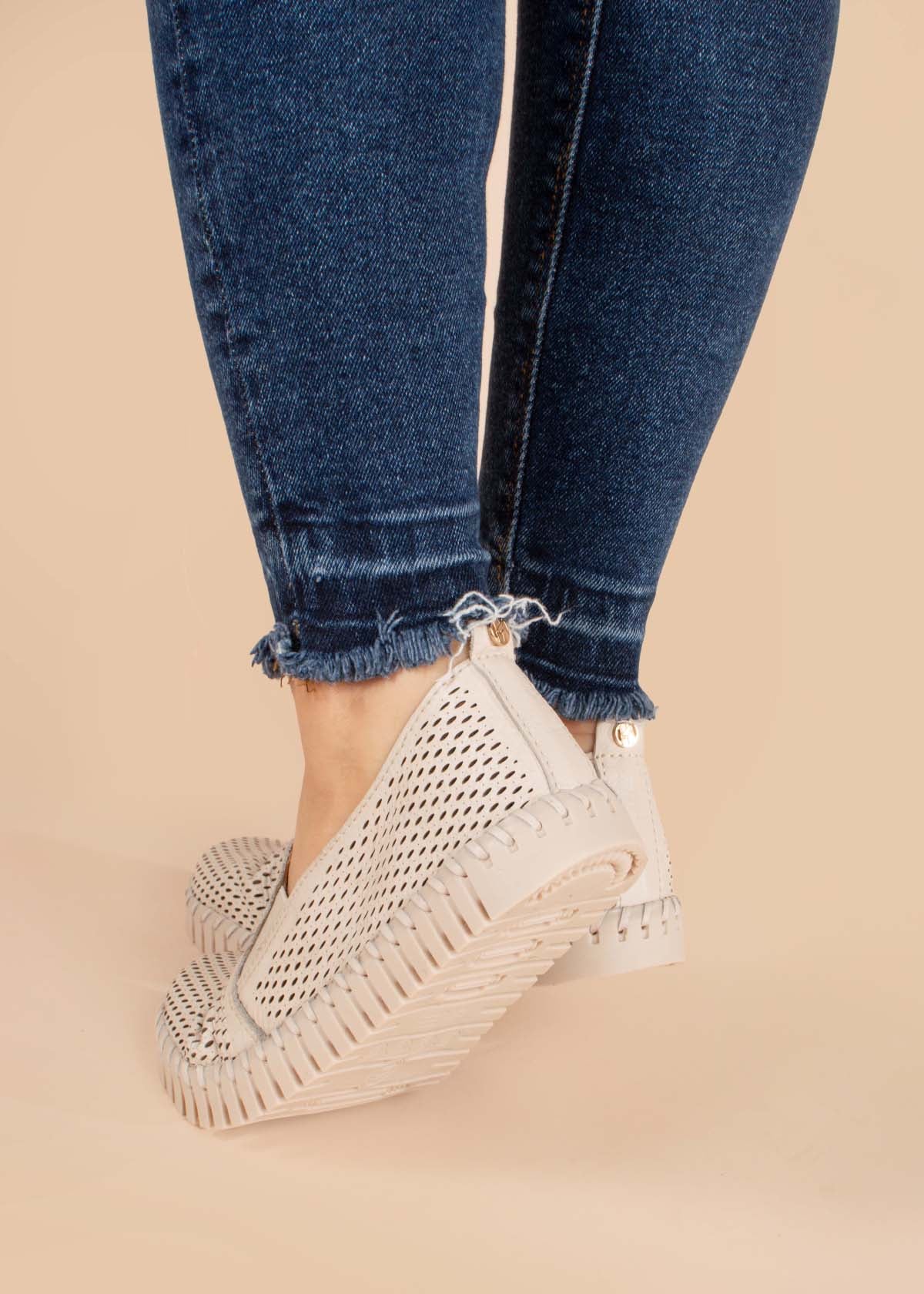Zapatos cerrados en cuero color beige con perforaciones 104672