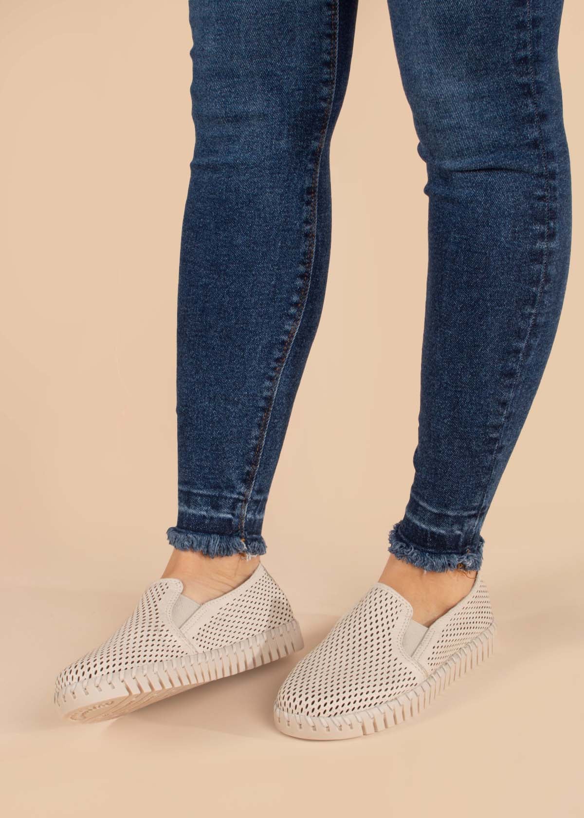 Zapatos cerrados en cuero color beige con perforaciones 104672