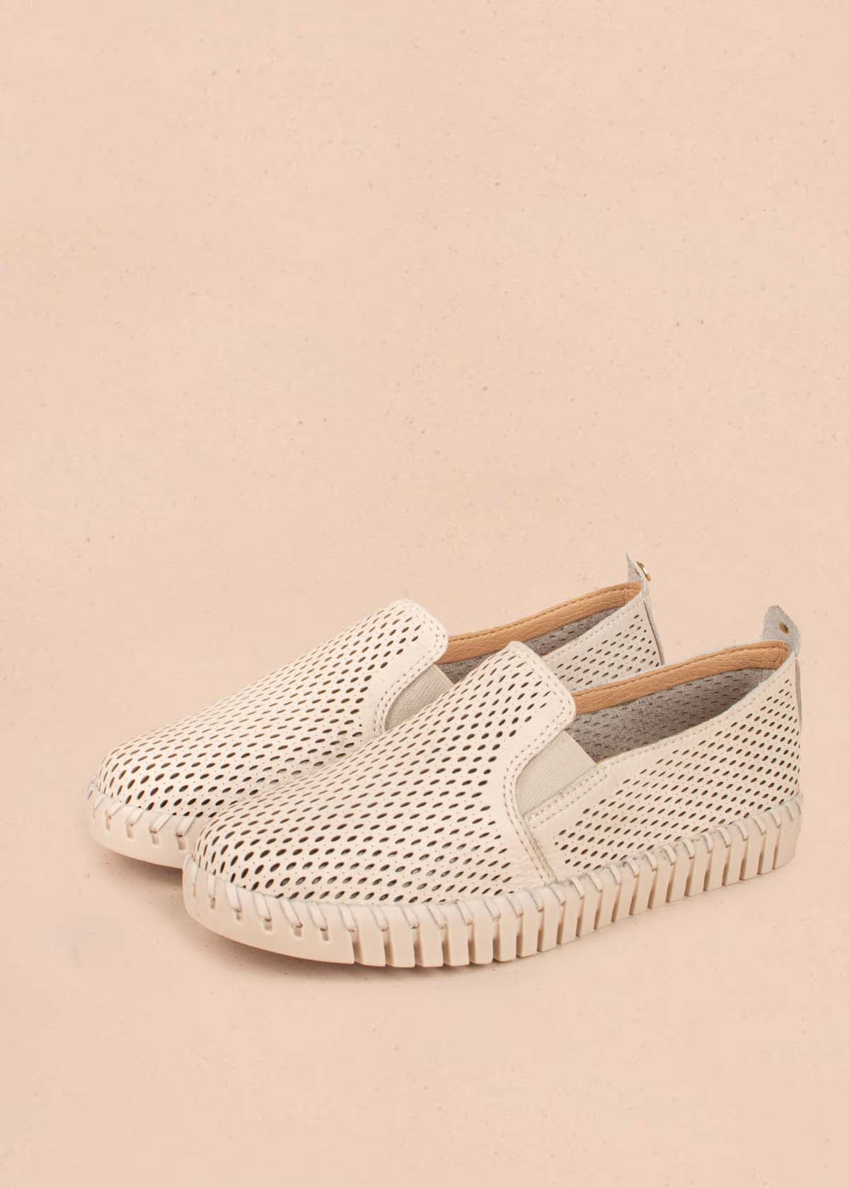 Zapatos cerrados en cuero color beige con perforaciones 104672