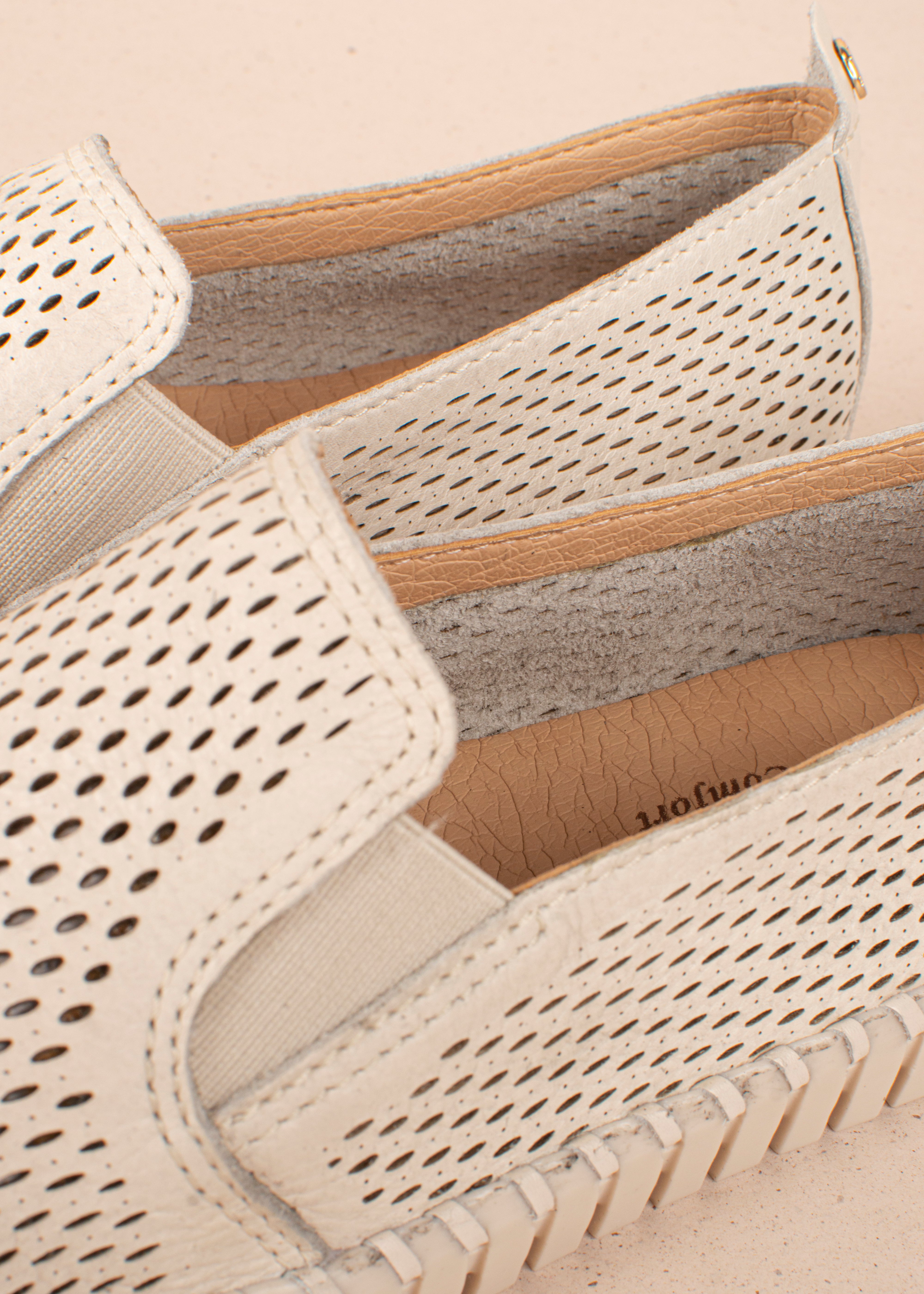 Zapatos cerrados en cuero color beige con perforaciones 104672