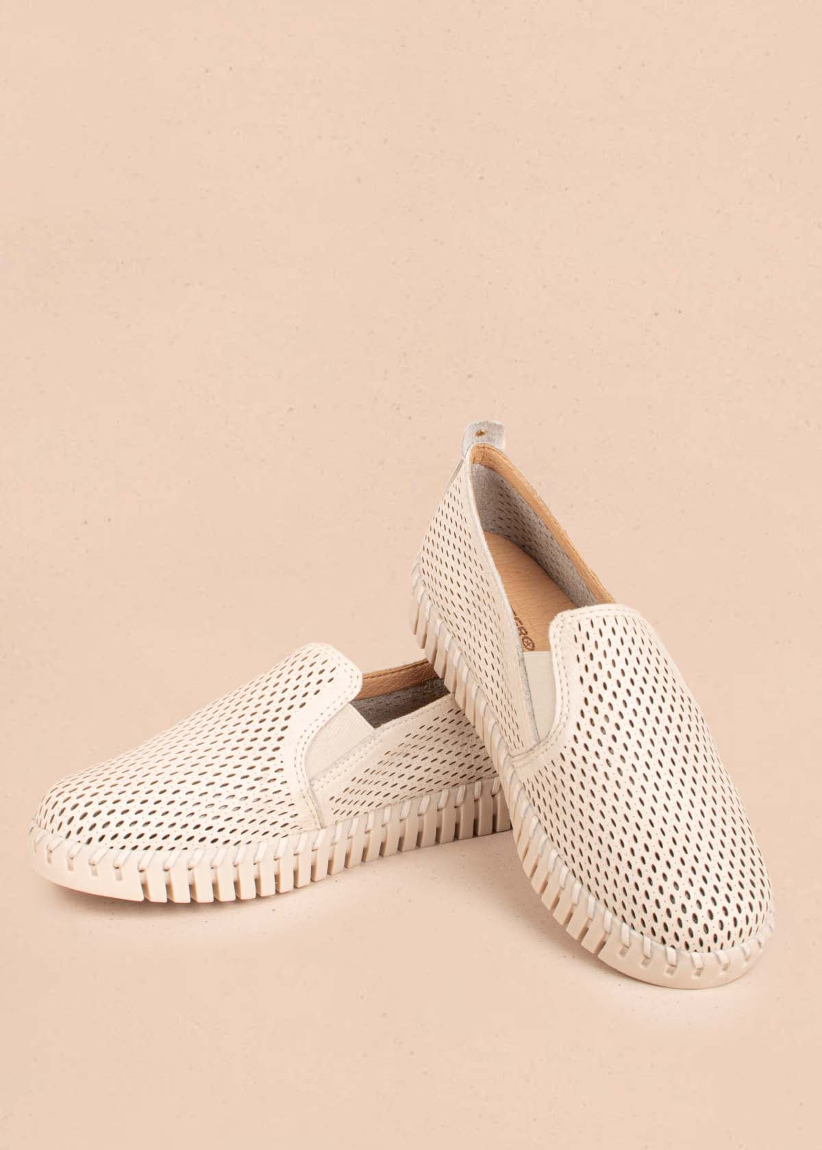Zapatos cerrados en cuero color beige con perforaciones 104672