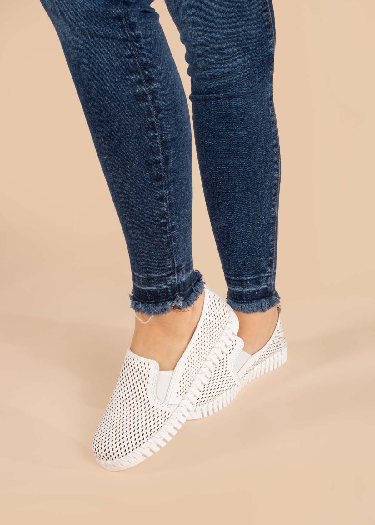 Zapatos cerrados en cuero color blanco con perforaciones 104672