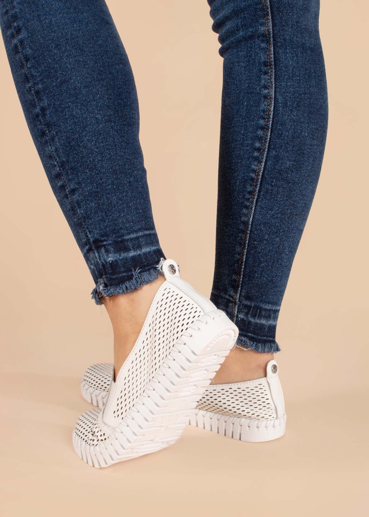 Zapatos cerrados en cuero color blanco con perforaciones 104672
