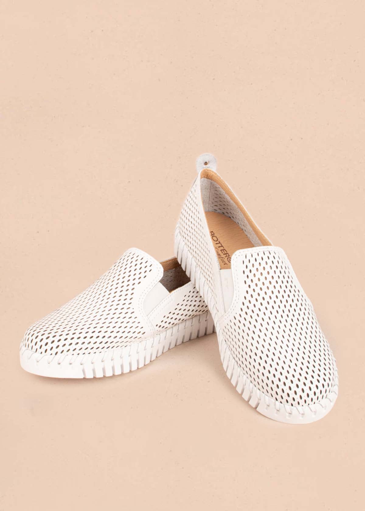 Zapatos cerrados en cuero color blanco con perforaciones 104672