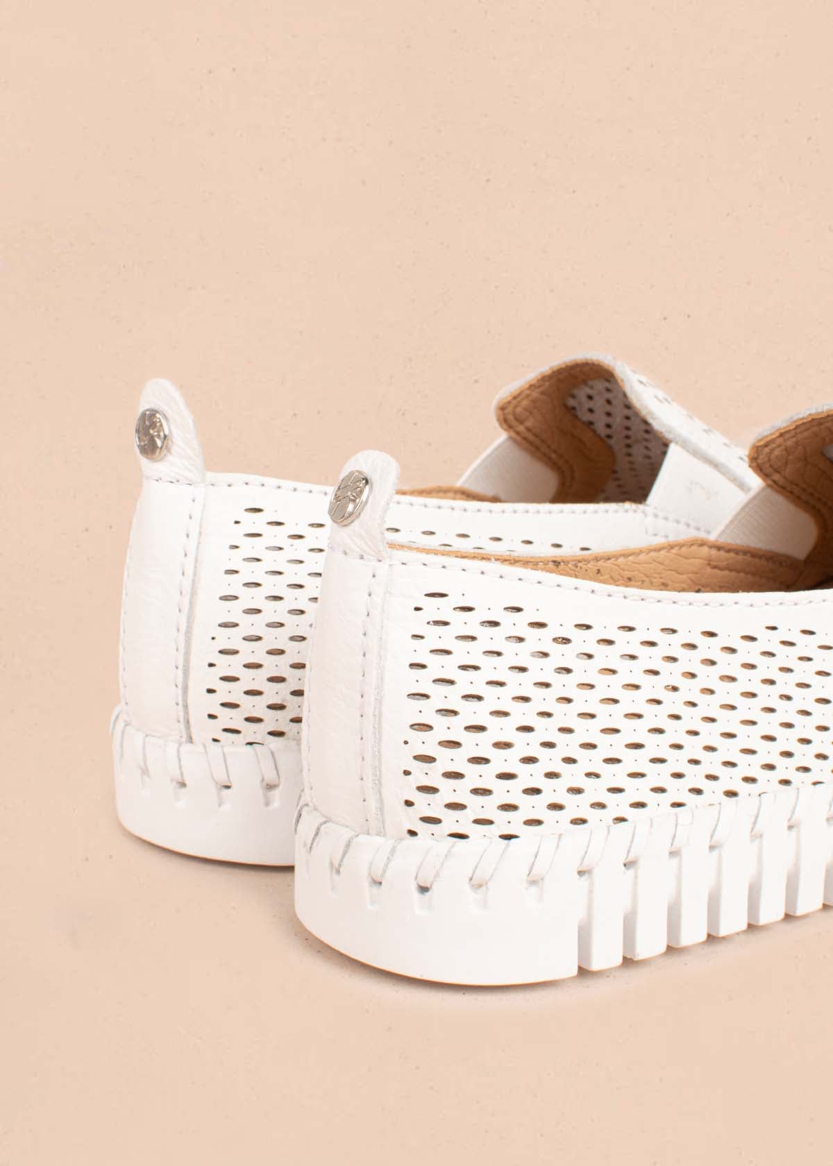 Zapatos cerrados en cuero color blanco con perforaciones 104672