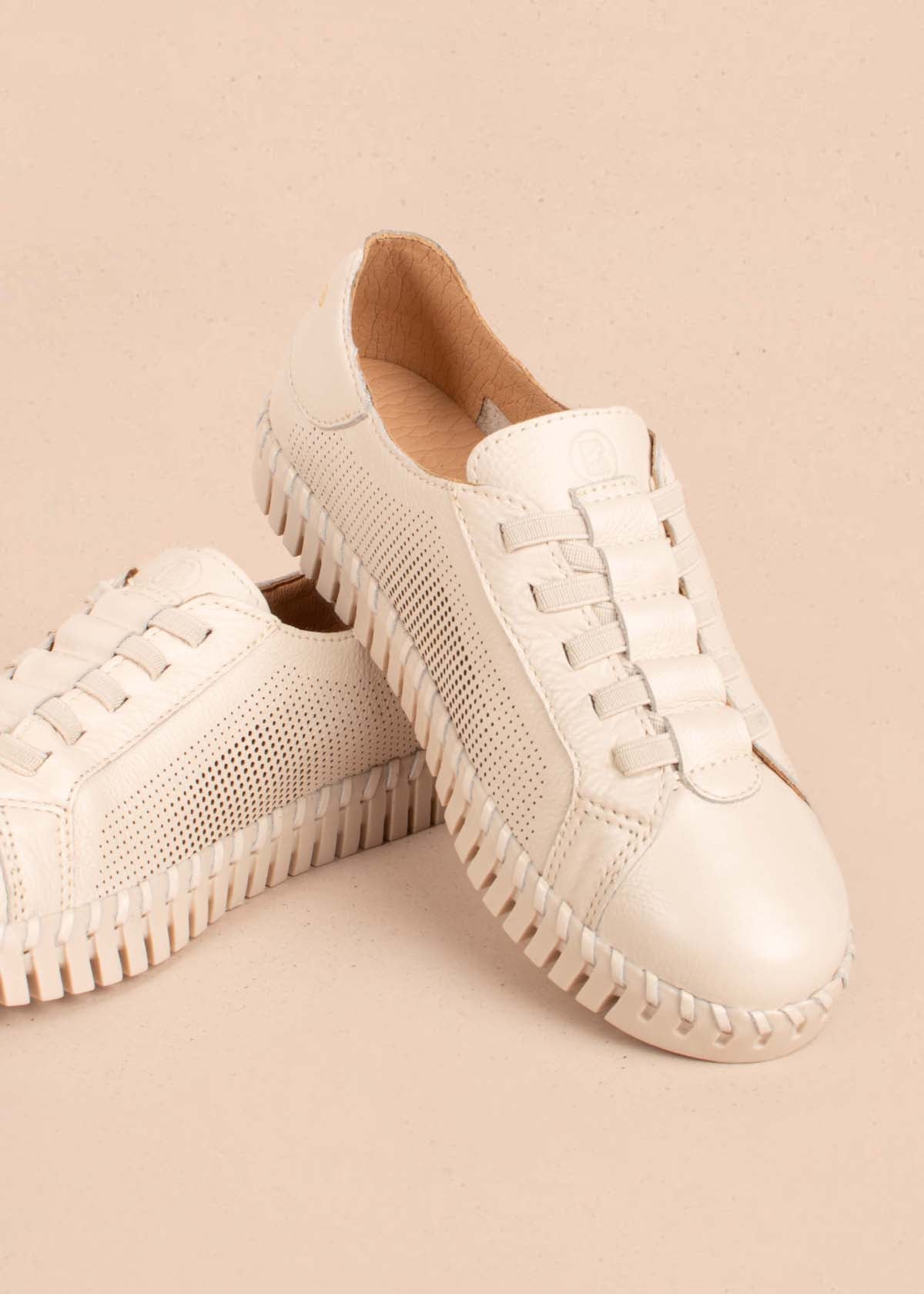 Zapatos con atadura en cuero color beige con perforaciones 104675