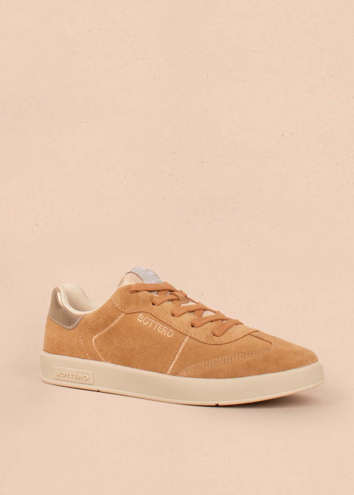 Tenis casuales en cuero carnaza color miel con detalle dorado 104677