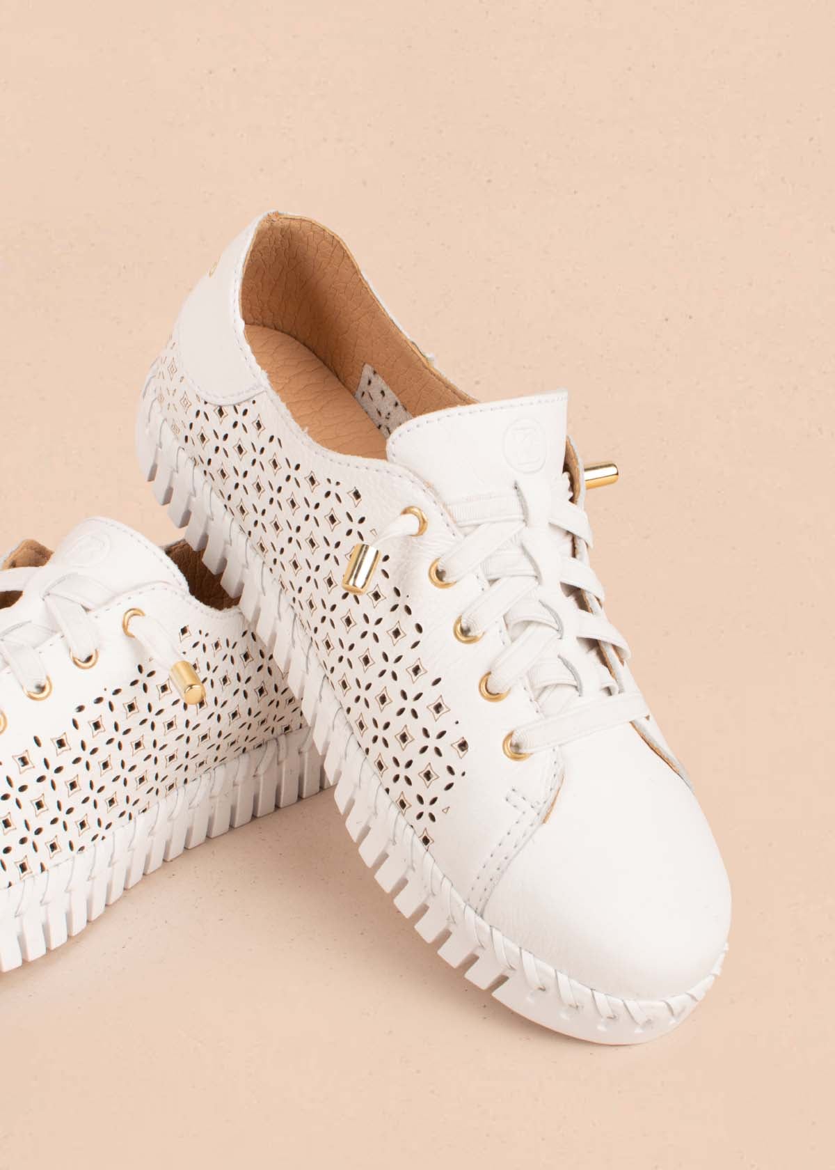 Tenis casuales en cuero color blanco con atadura 104678