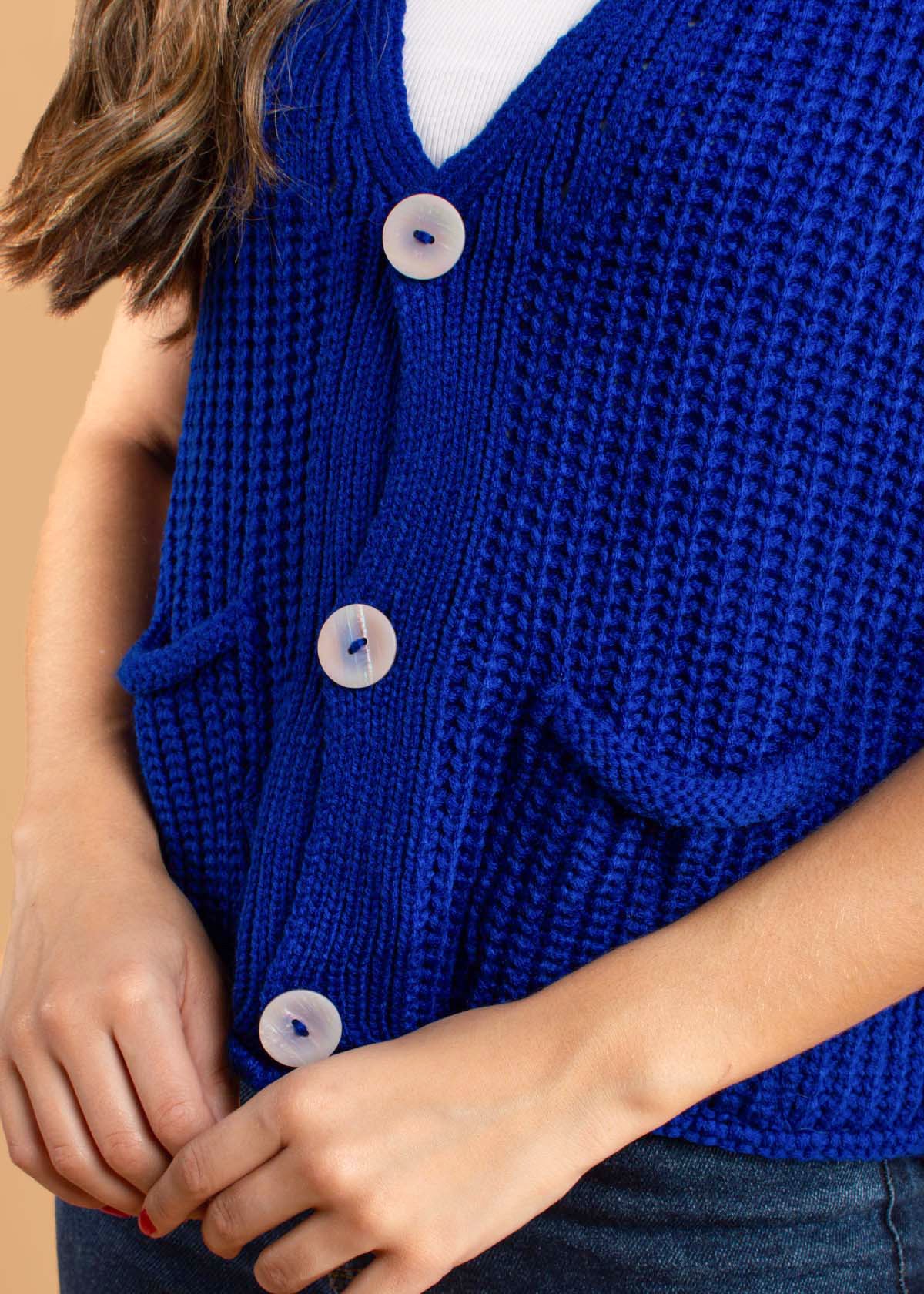 Chaleco tejido color azul con botones y bolsillos 104680