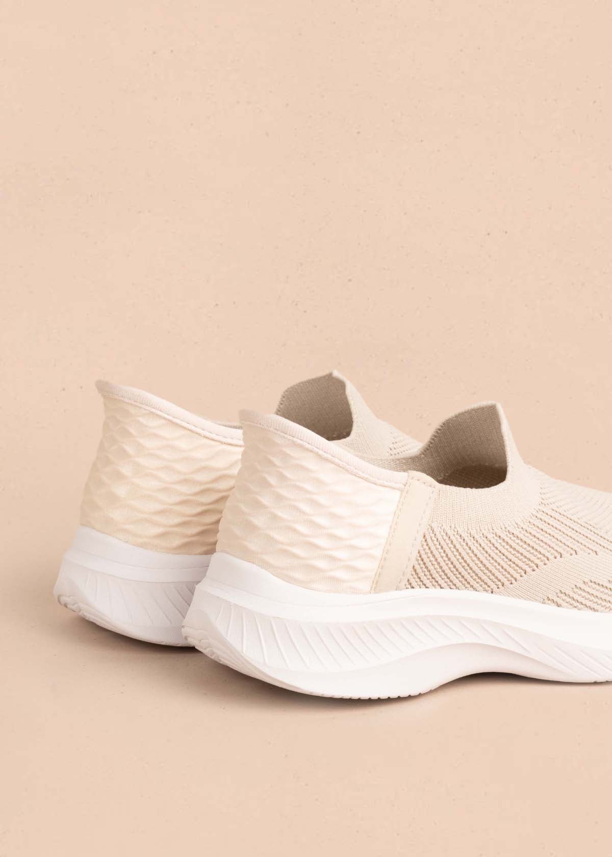 Tenis deportivos color beige con malla tejida 104732