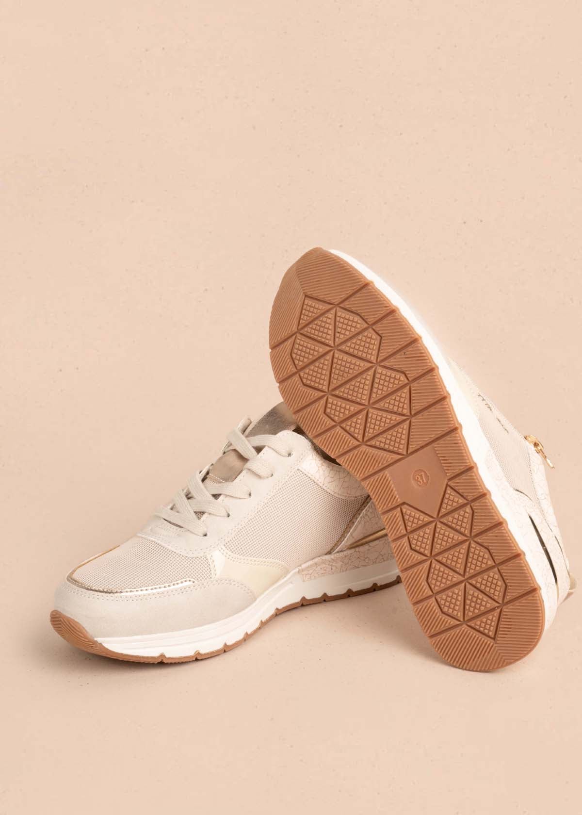 Tenis casuales color beige con cierre lateral 104735