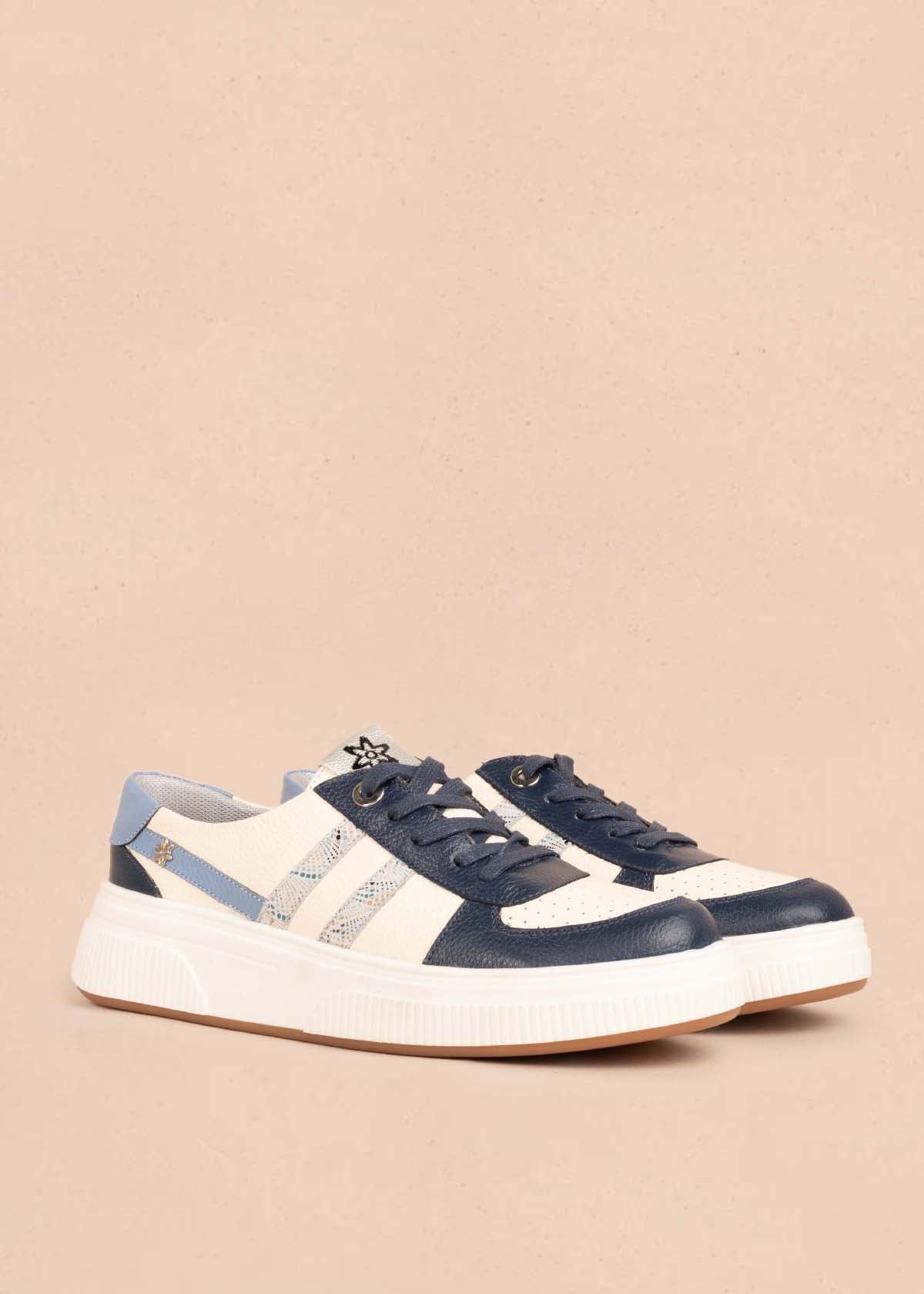 Tenis casuales en cuero color azul con folia 104761