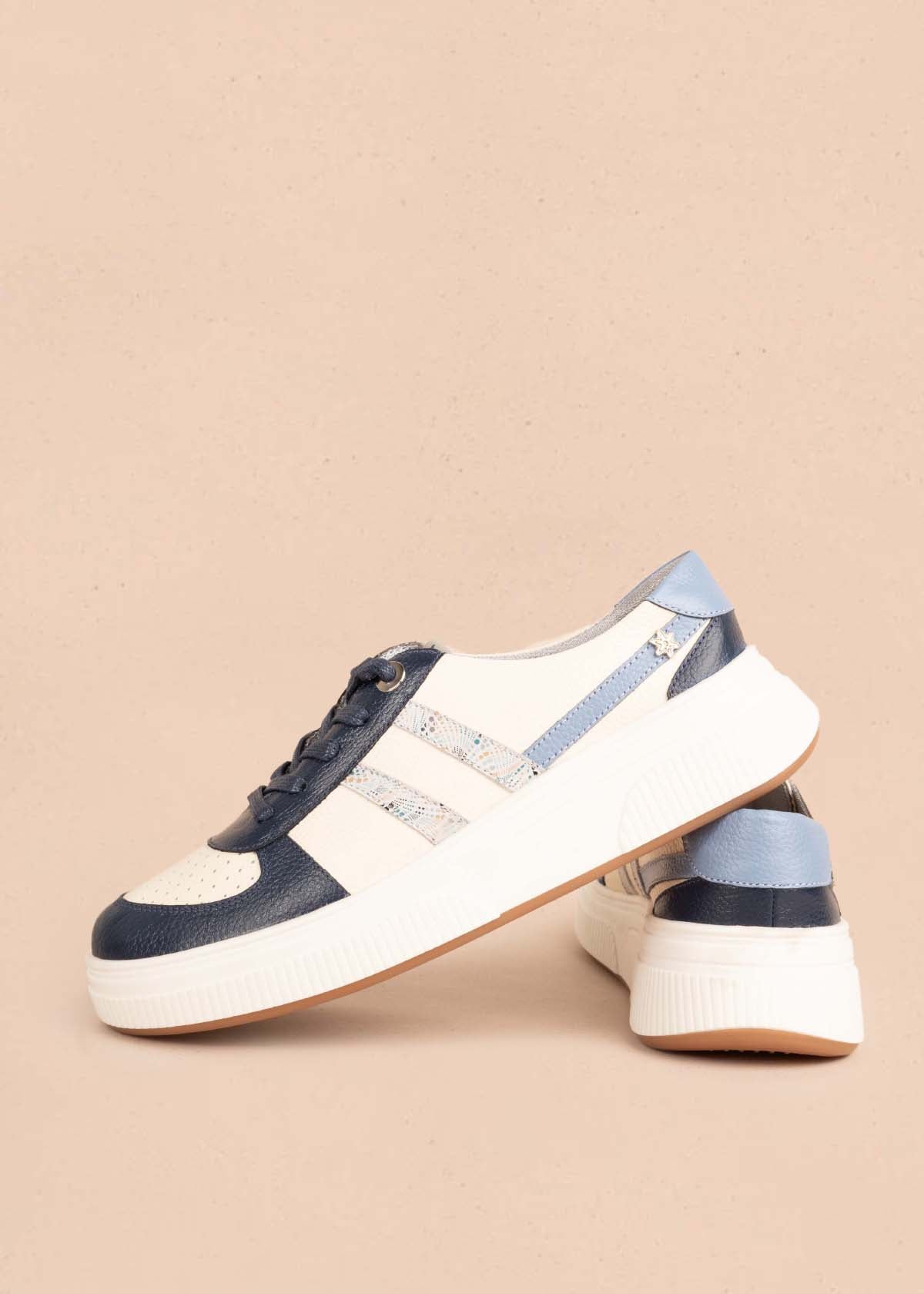 Tenis casuales en cuero color azul con folia 104761