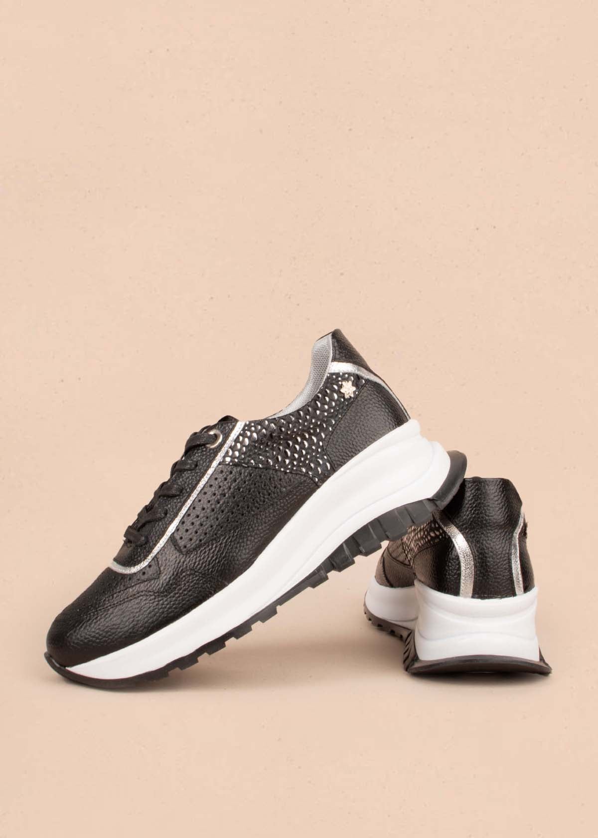 Tenis casuales en cuero color negro con folia pitón 104763