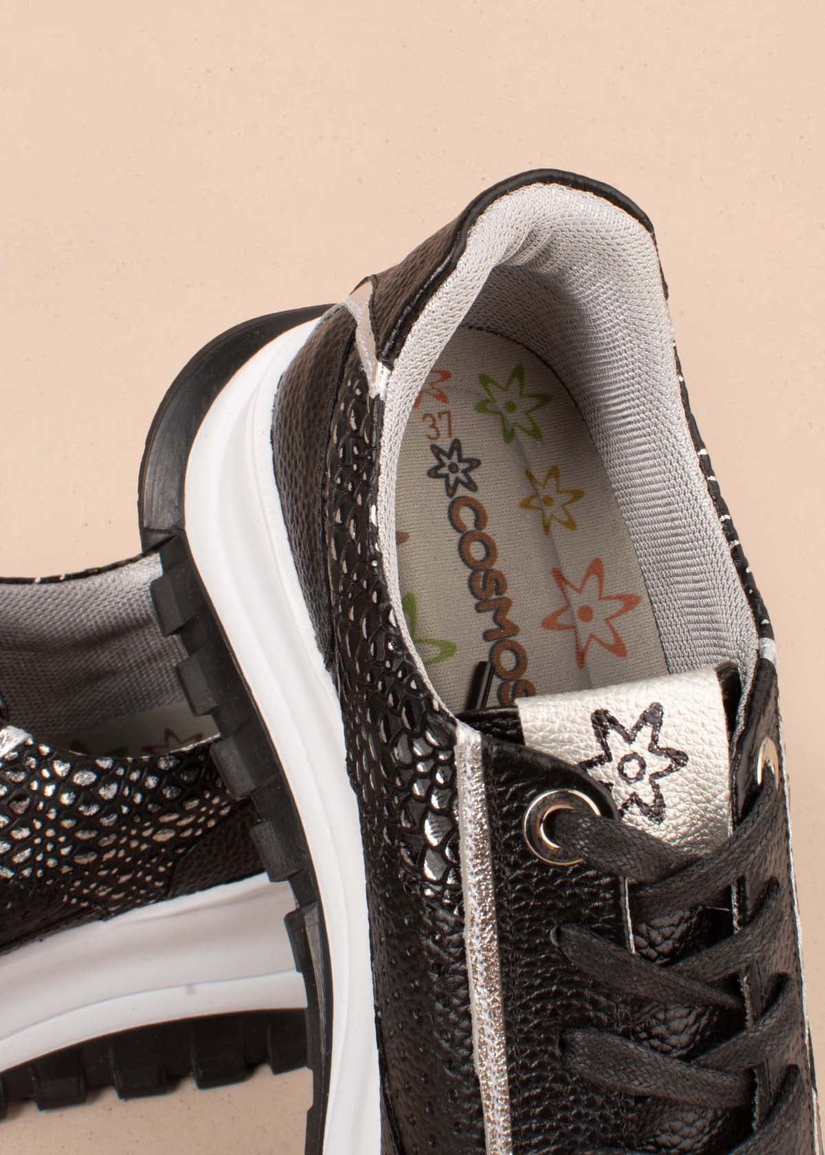 Tenis casuales en cuero color negro con folia pitón 104763