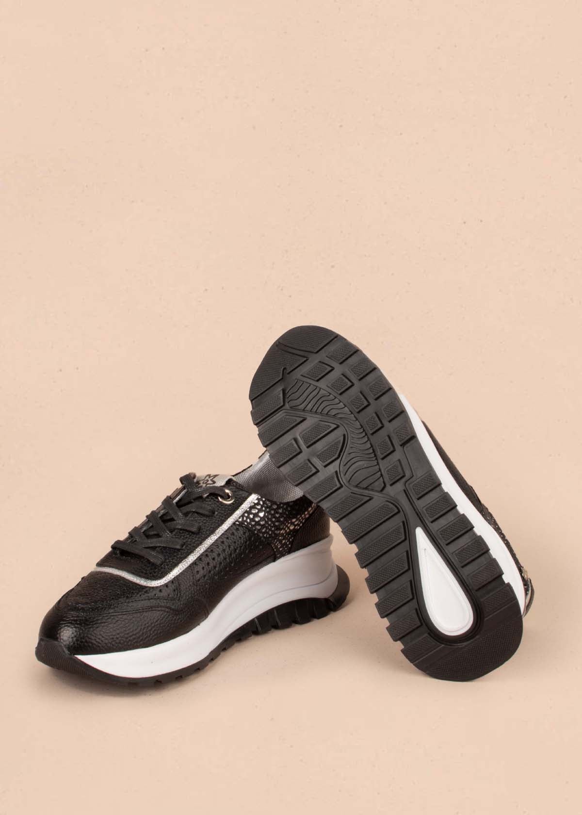Tenis casuales en cuero color negro con folia pitón 104763