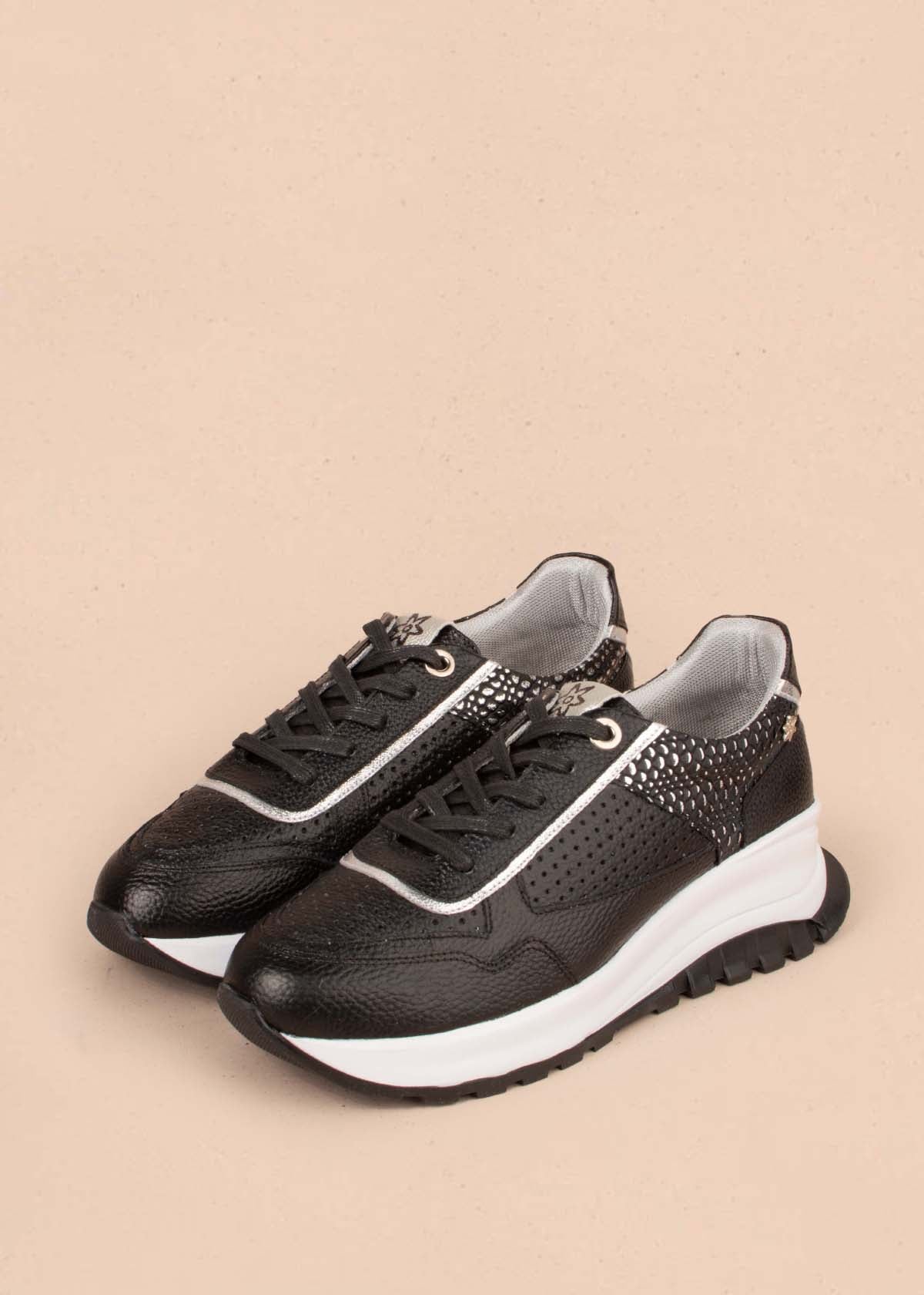 Tenis casuales en cuero color negro con folia pitón 104763