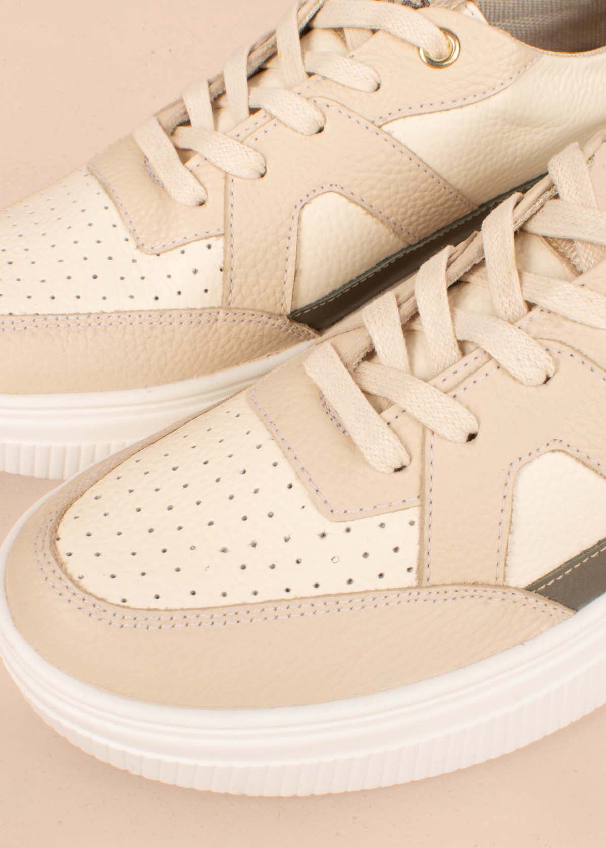 Tenis casuales en cuero color talco 104764