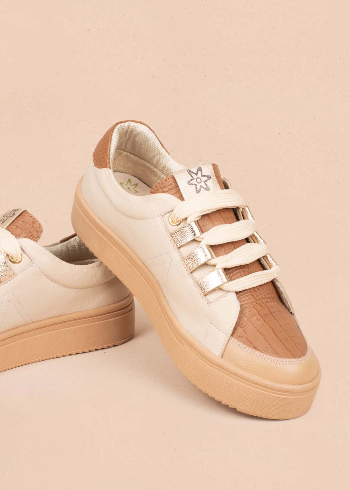 Tenis casuales en cuero color taupe con folia 104765