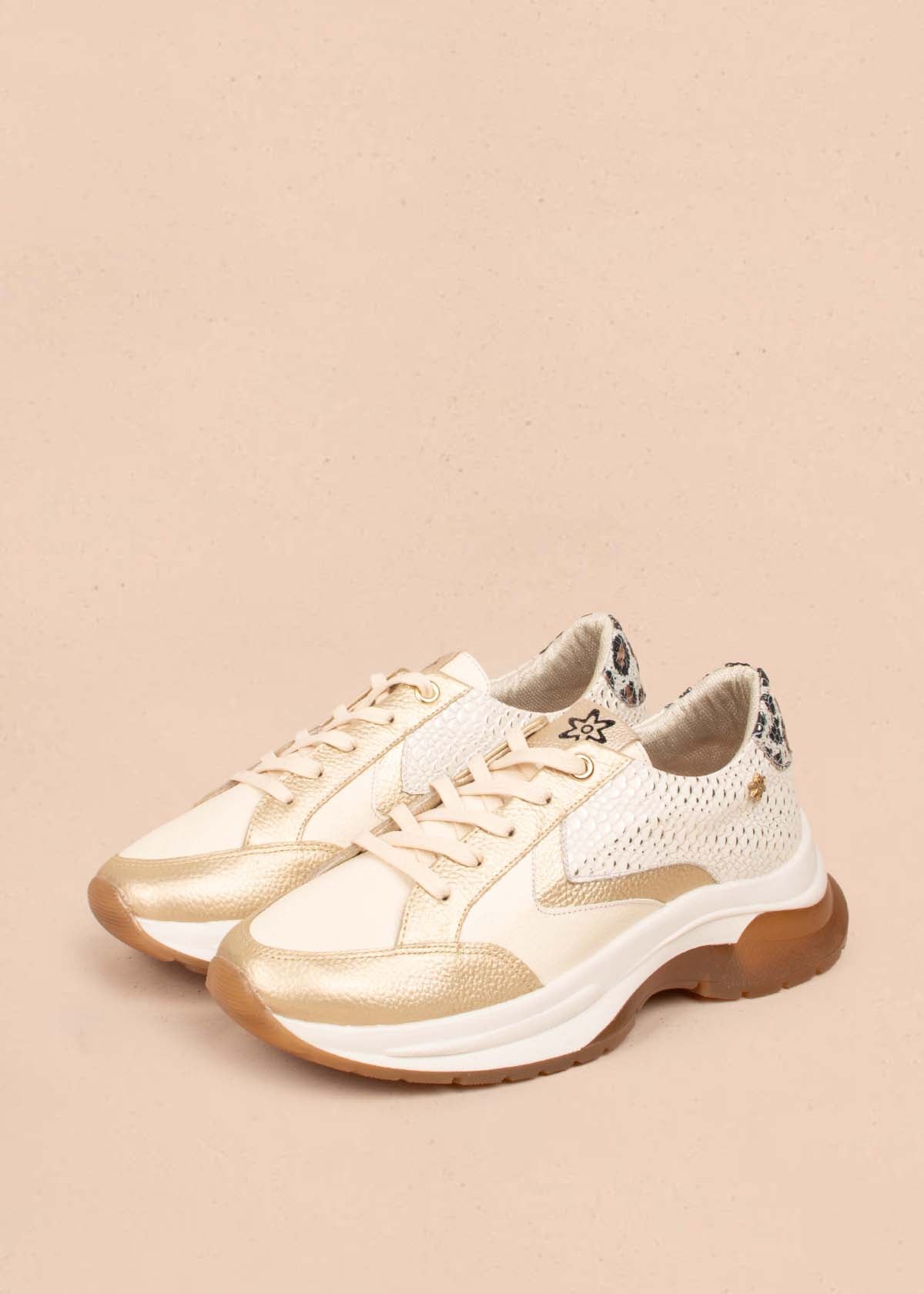 Tenis casuales en cuero color blanco con folia pitón 104766