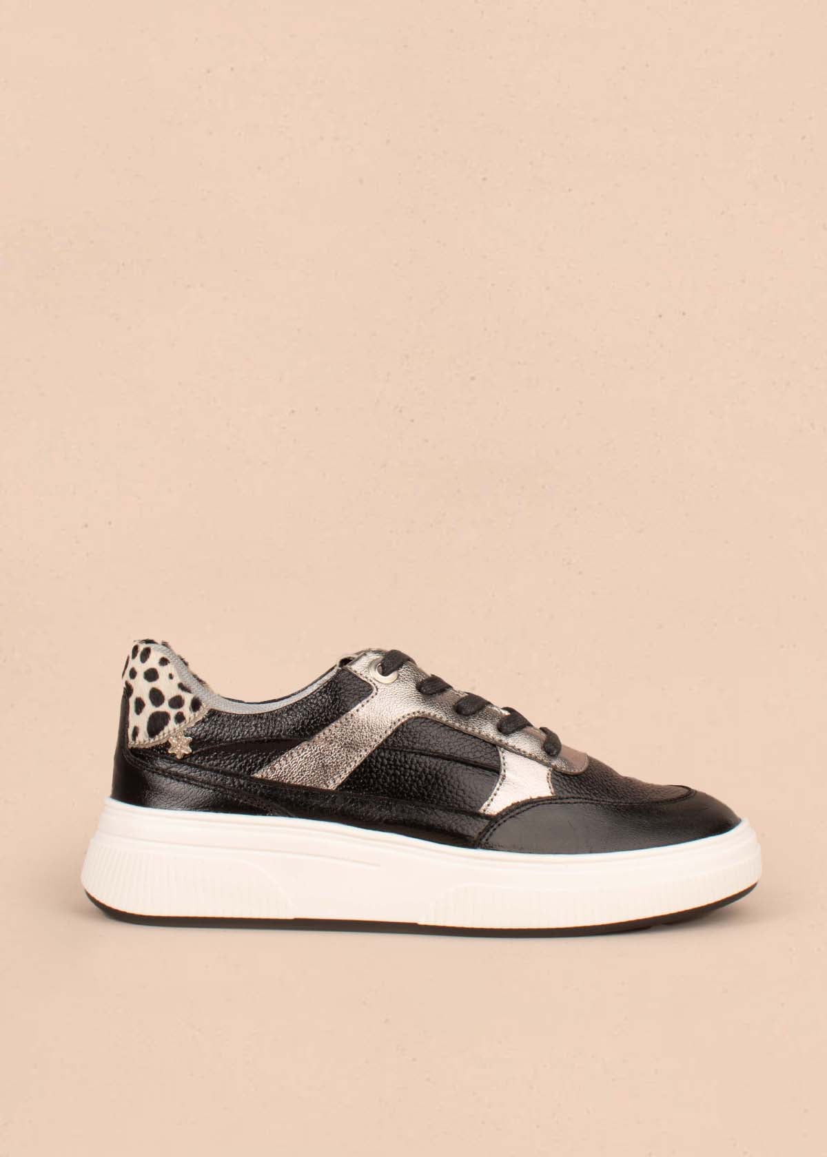 Tenis casuales en cuero color negro con detalles platas 104767