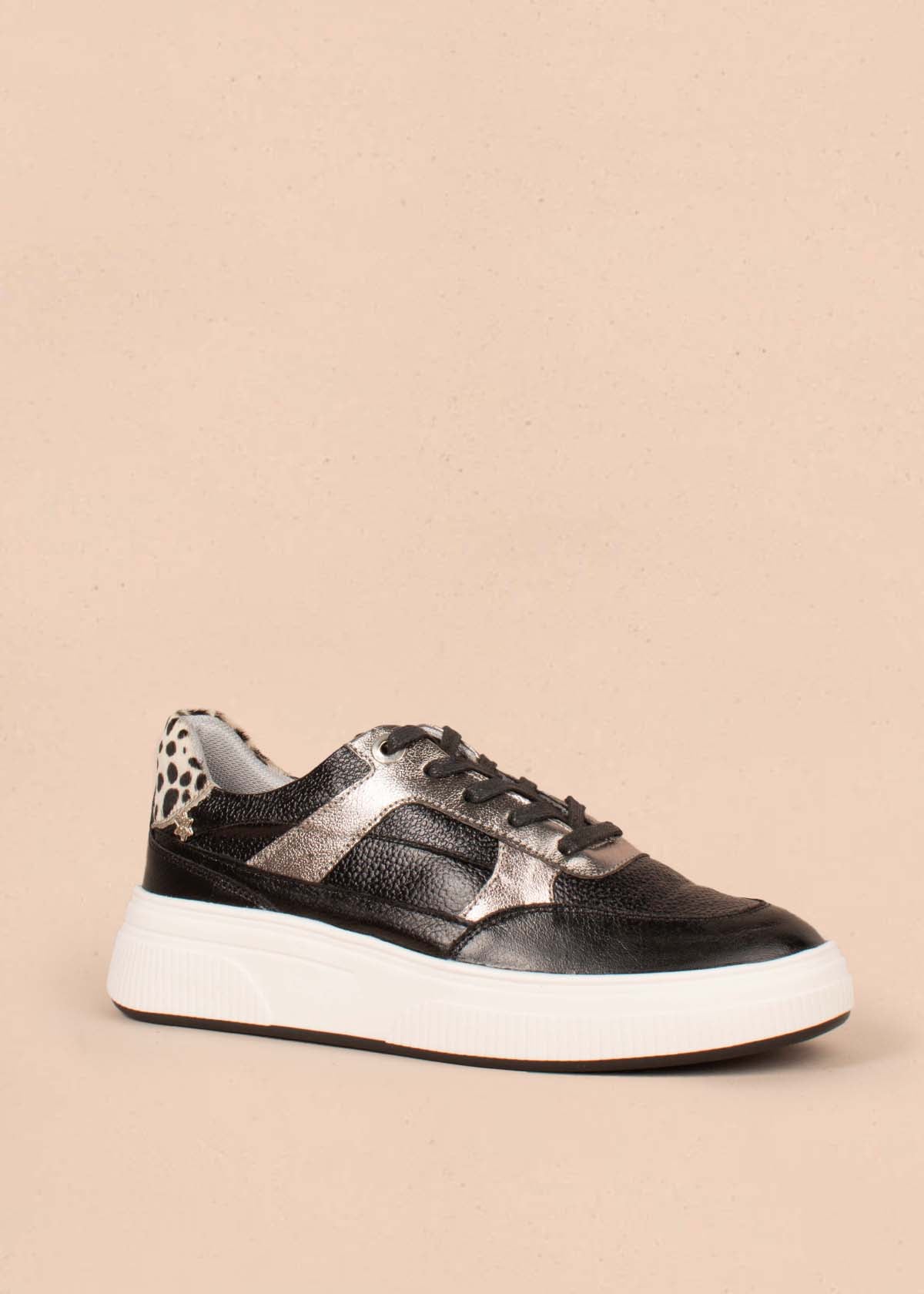 Tenis casuales en cuero color negro con detalles platas 104767