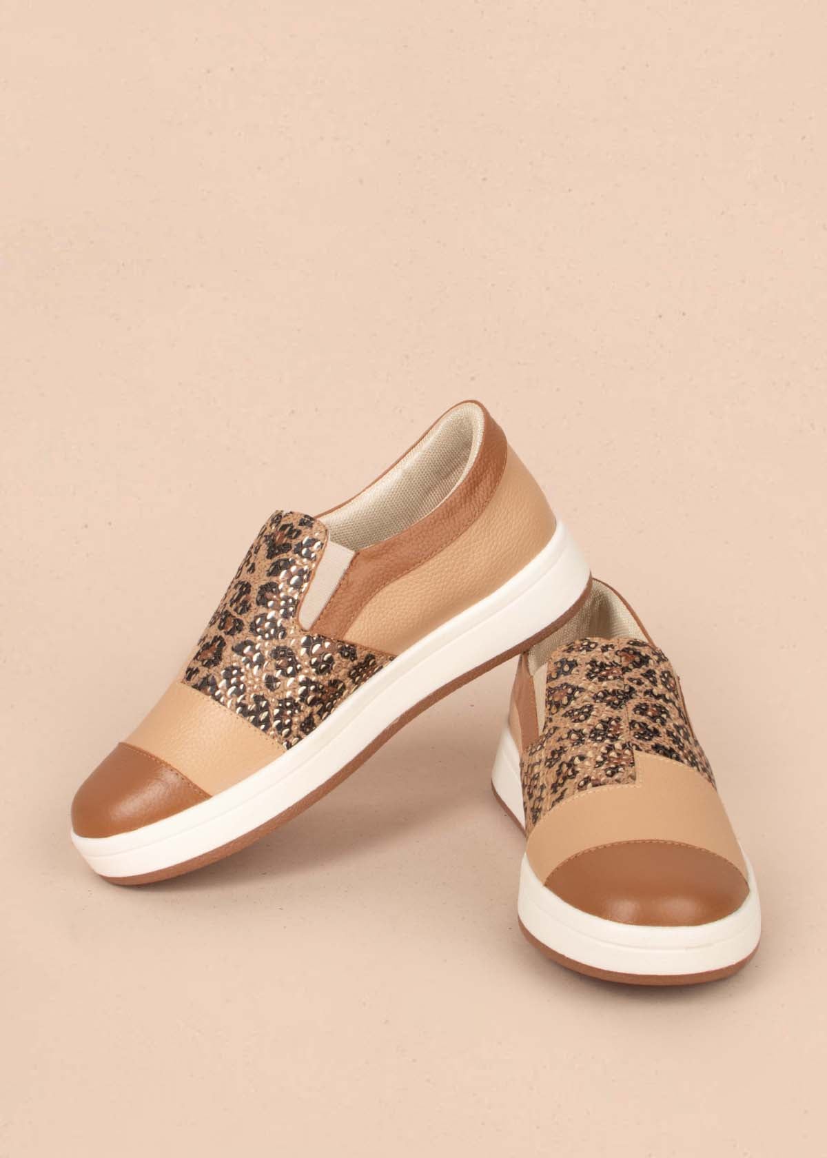 Tenis casuales en cuero color miel con folia animal print 104768