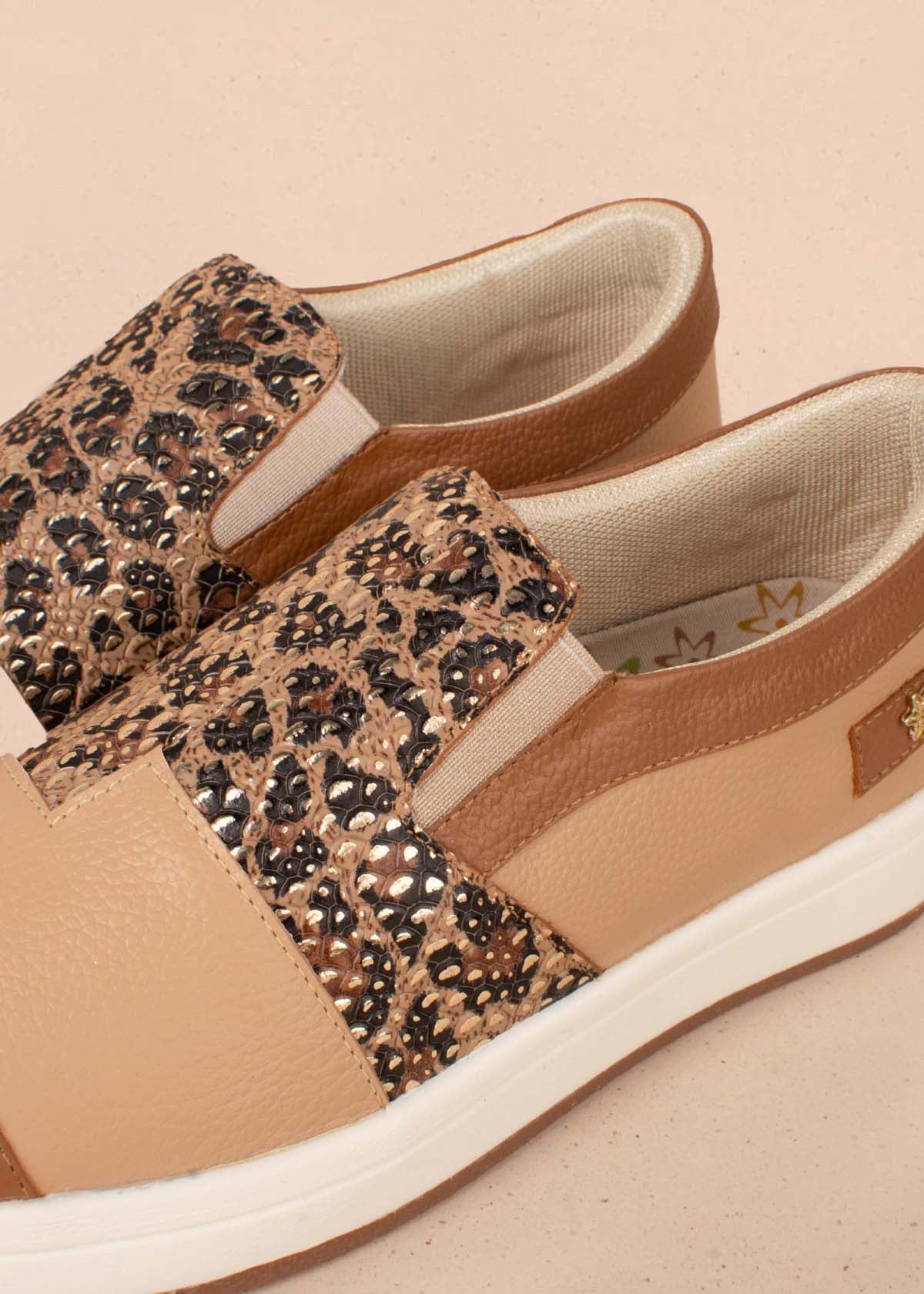Tenis casuales en cuero color miel con folia animal print 104768
