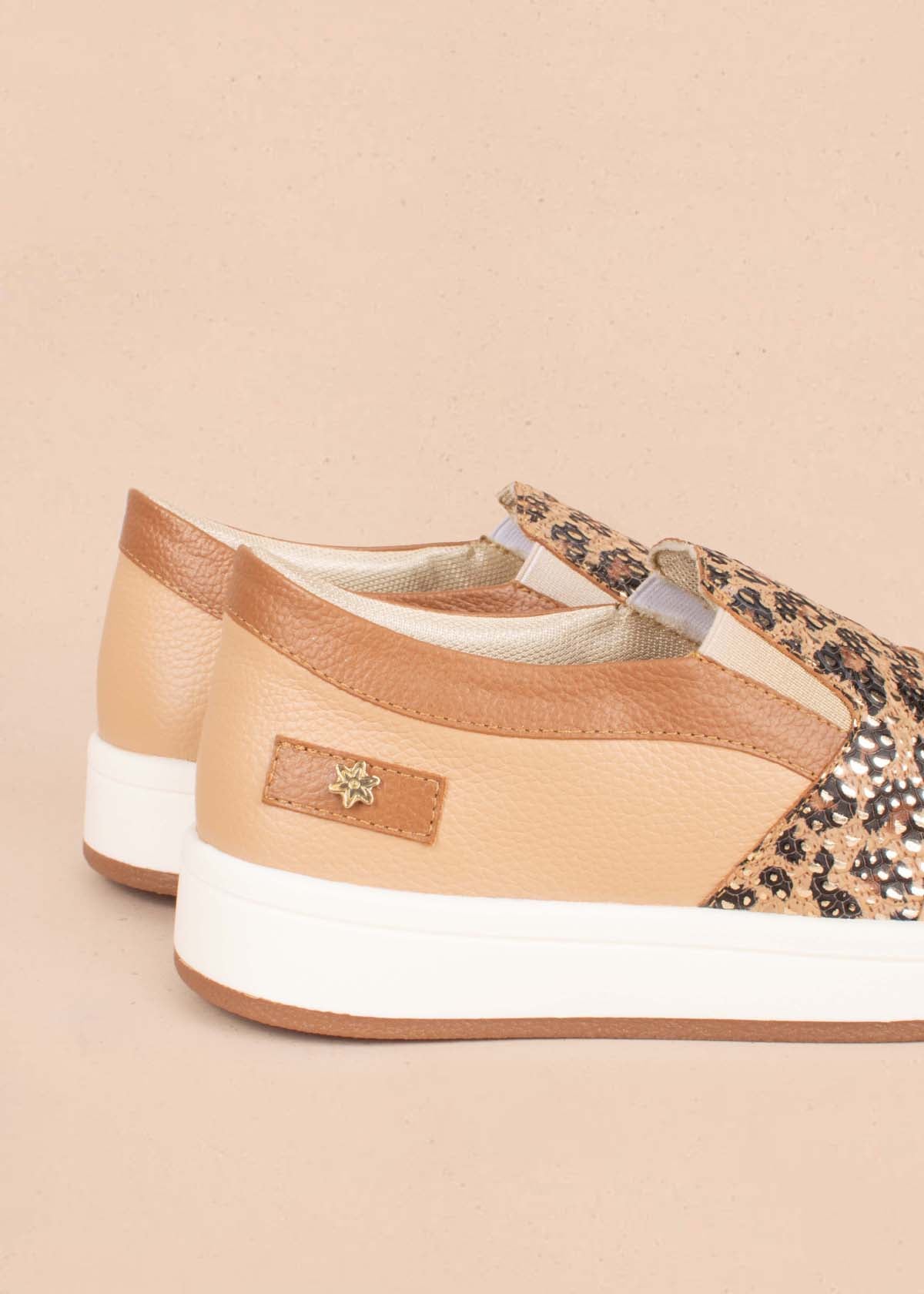 Tenis casuales en cuero color miel con folia animal print 104768