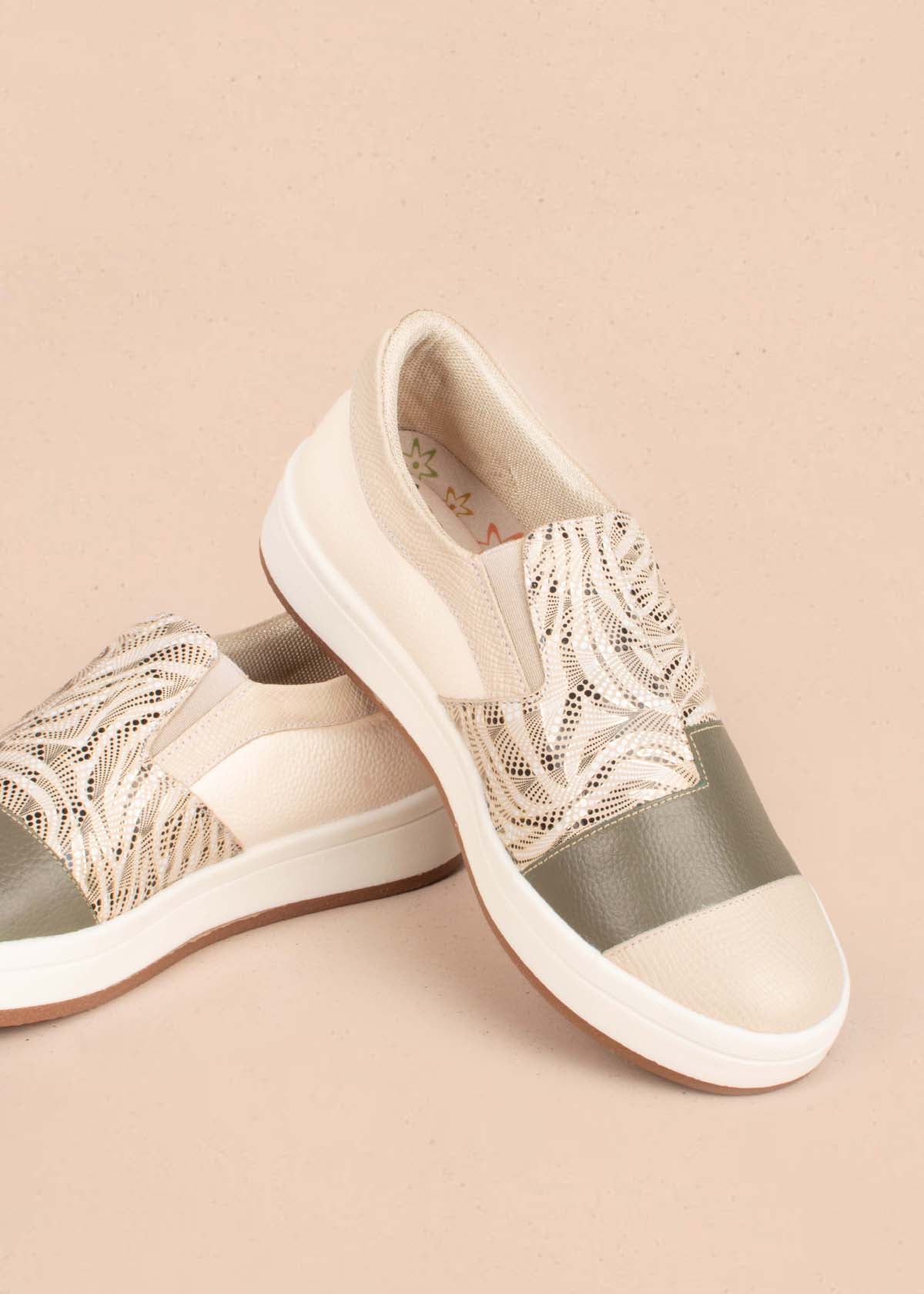 Tenis casuales en cuero color talco con folia 104768