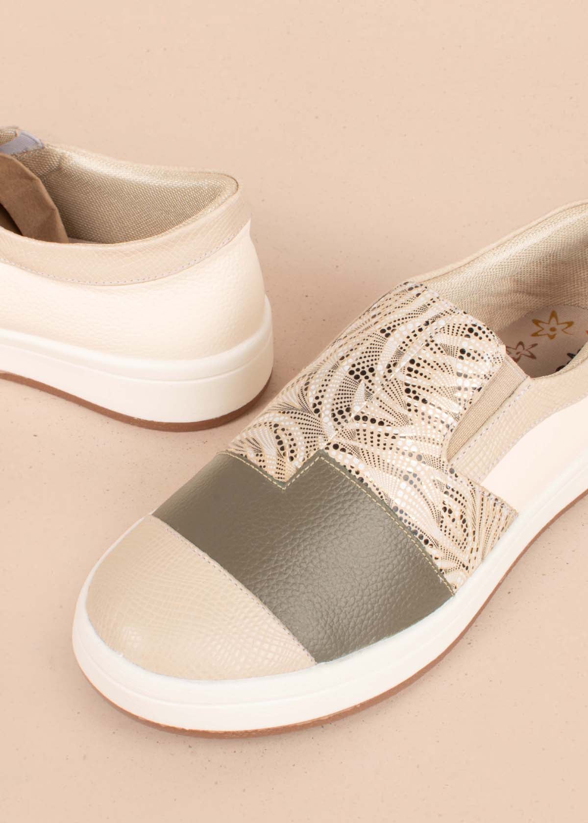 Tenis casuales en cuero color talco con folia 104768