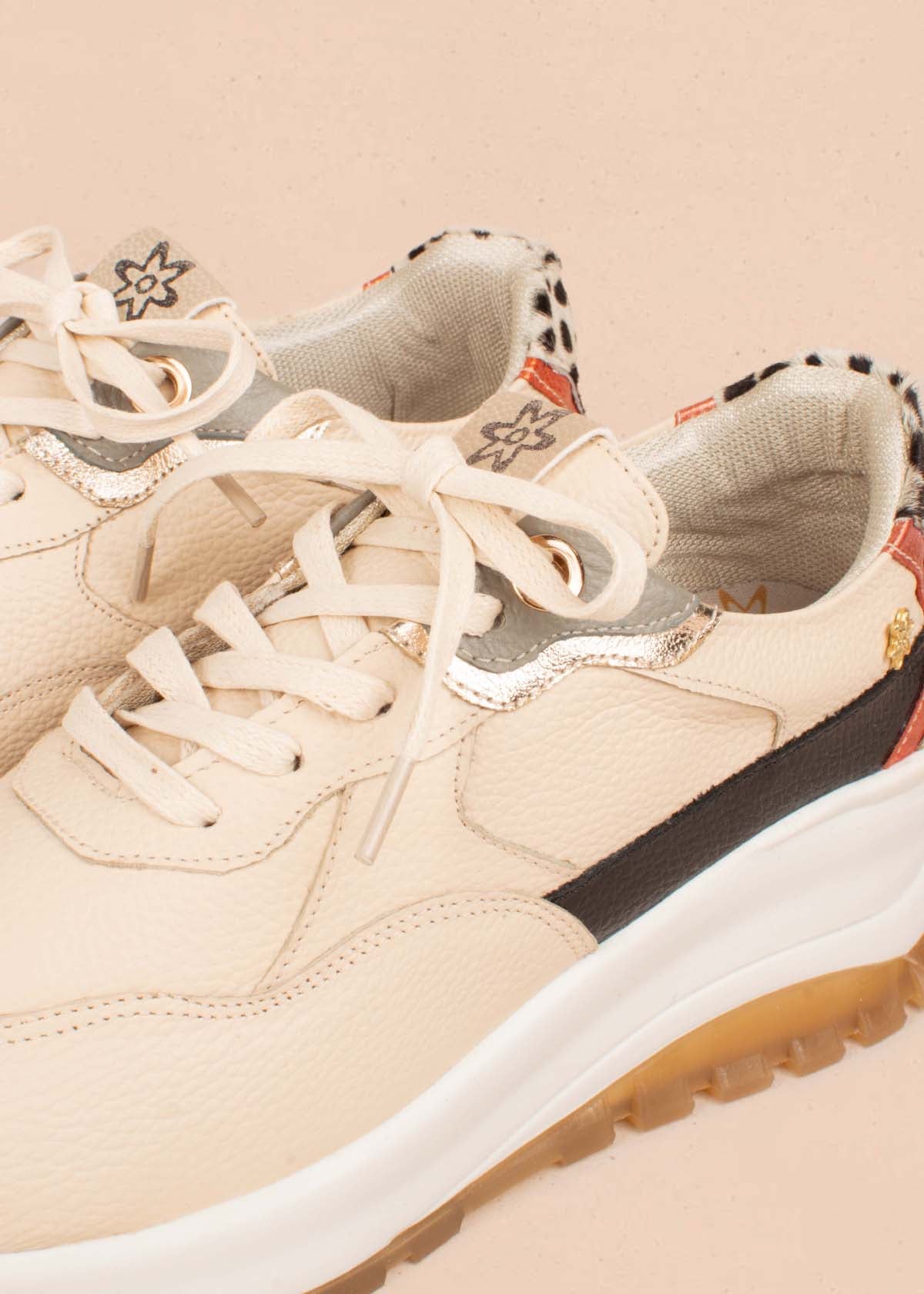 Tenis casuales en cuero color taupe y cuero con pelo 104770