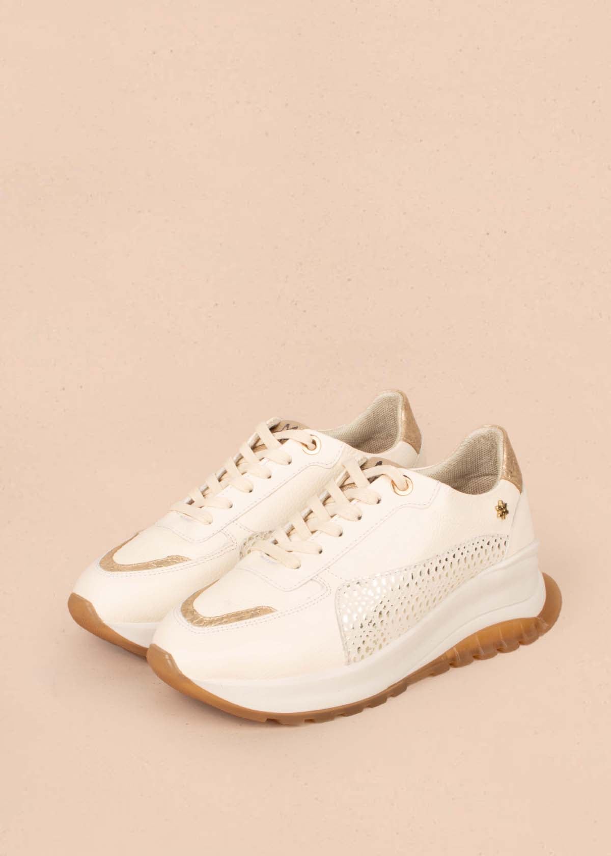 Tenis casuales en cuero color talco con folia pitón 104771