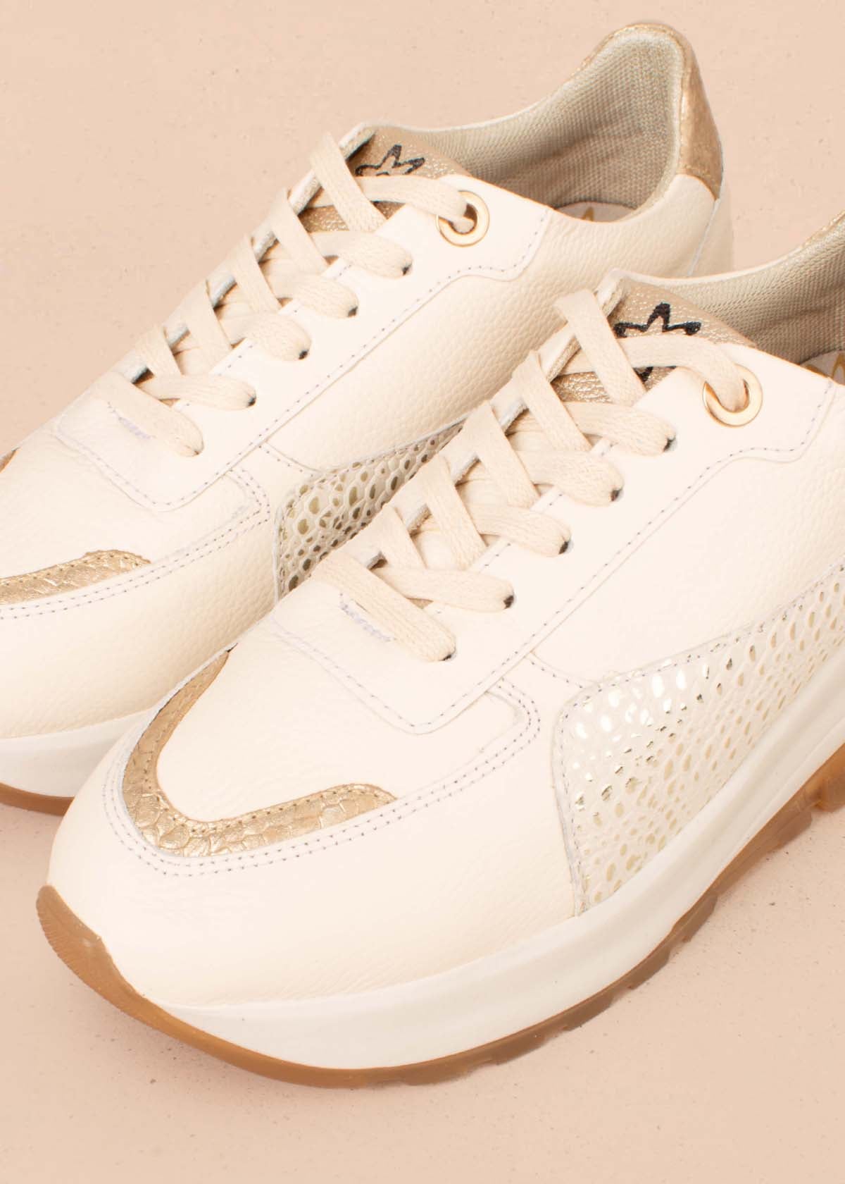 Tenis casuales en cuero color talco con folia pitón 104771