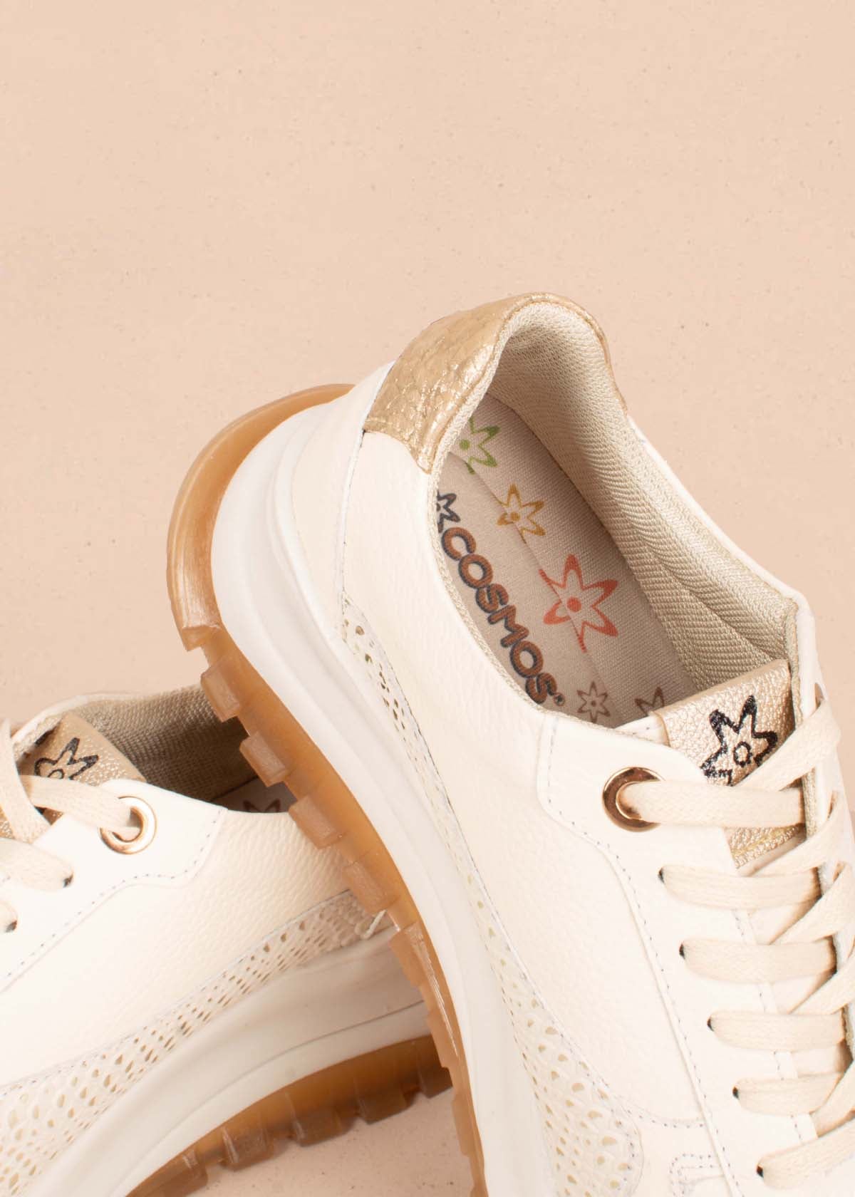 Tenis casuales en cuero color talco con folia pitón 104771