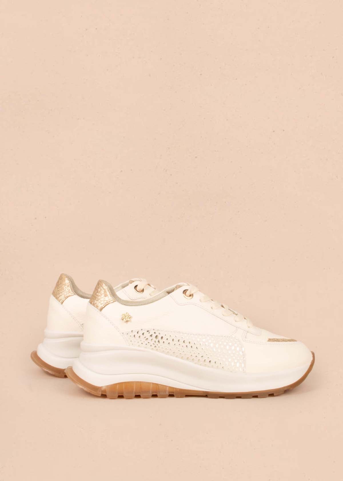 Tenis casuales en cuero color talco con folia pitón 104771