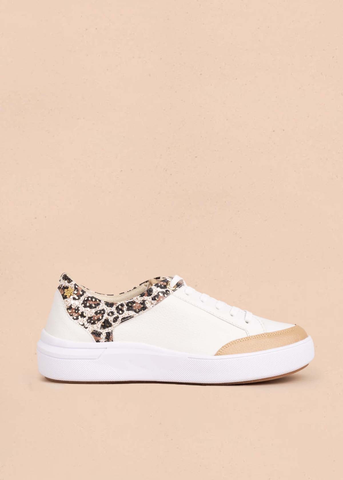 Tenis casuales en cuero color blanco con folia animal print 104772
