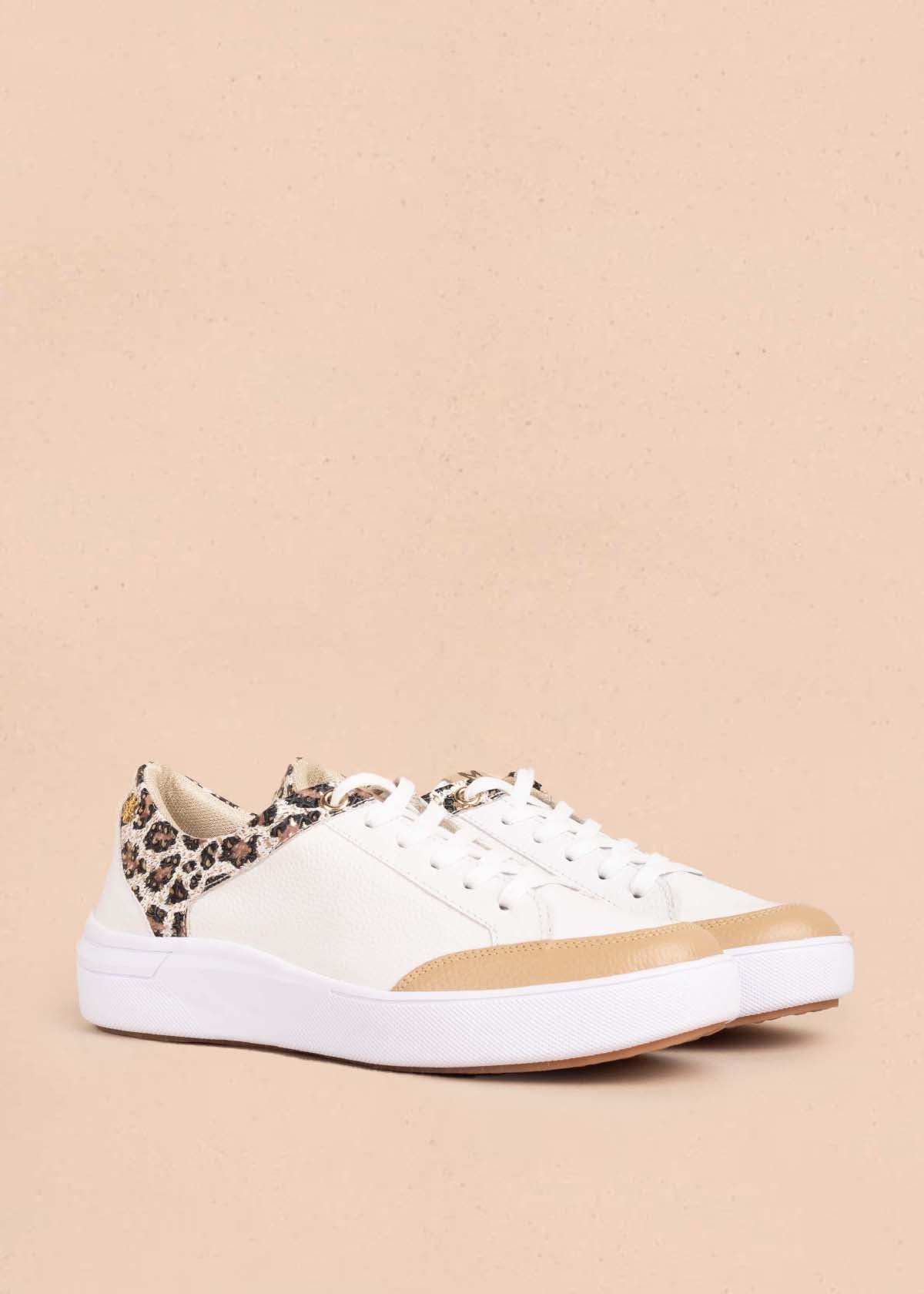 Tenis casuales en cuero color blanco con folia animal print 104772