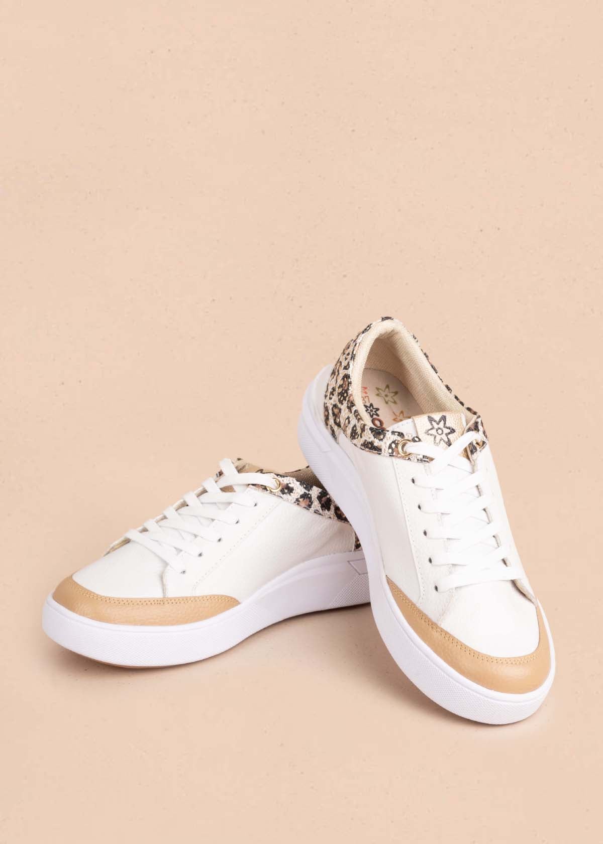 Tenis casuales en cuero color blanco con folia animal print 104772