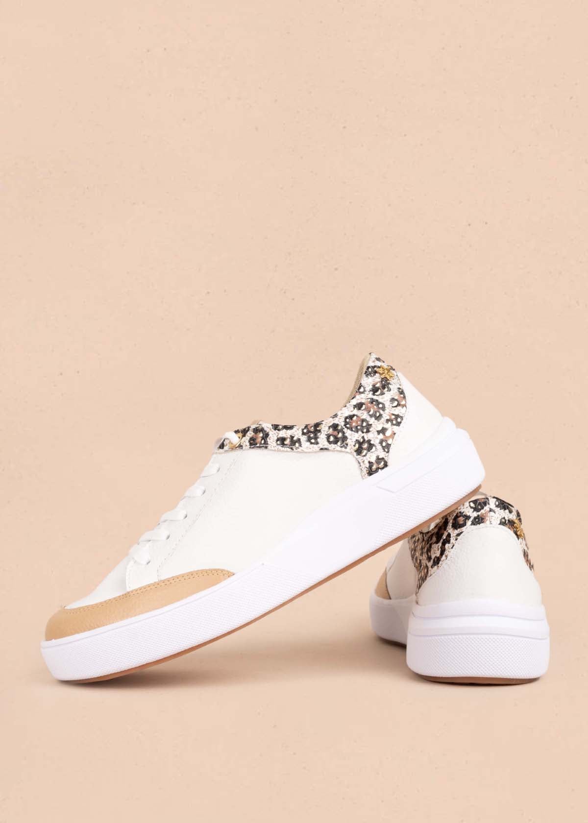 Tenis casuales en cuero color blanco con folia animal print 104772